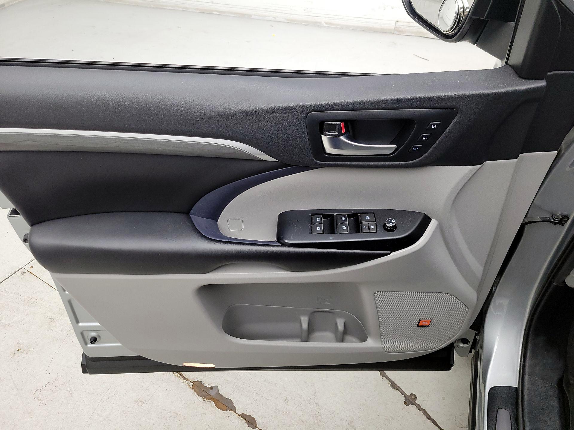 Thumbnail: 2019 Toyota Highlander - 12