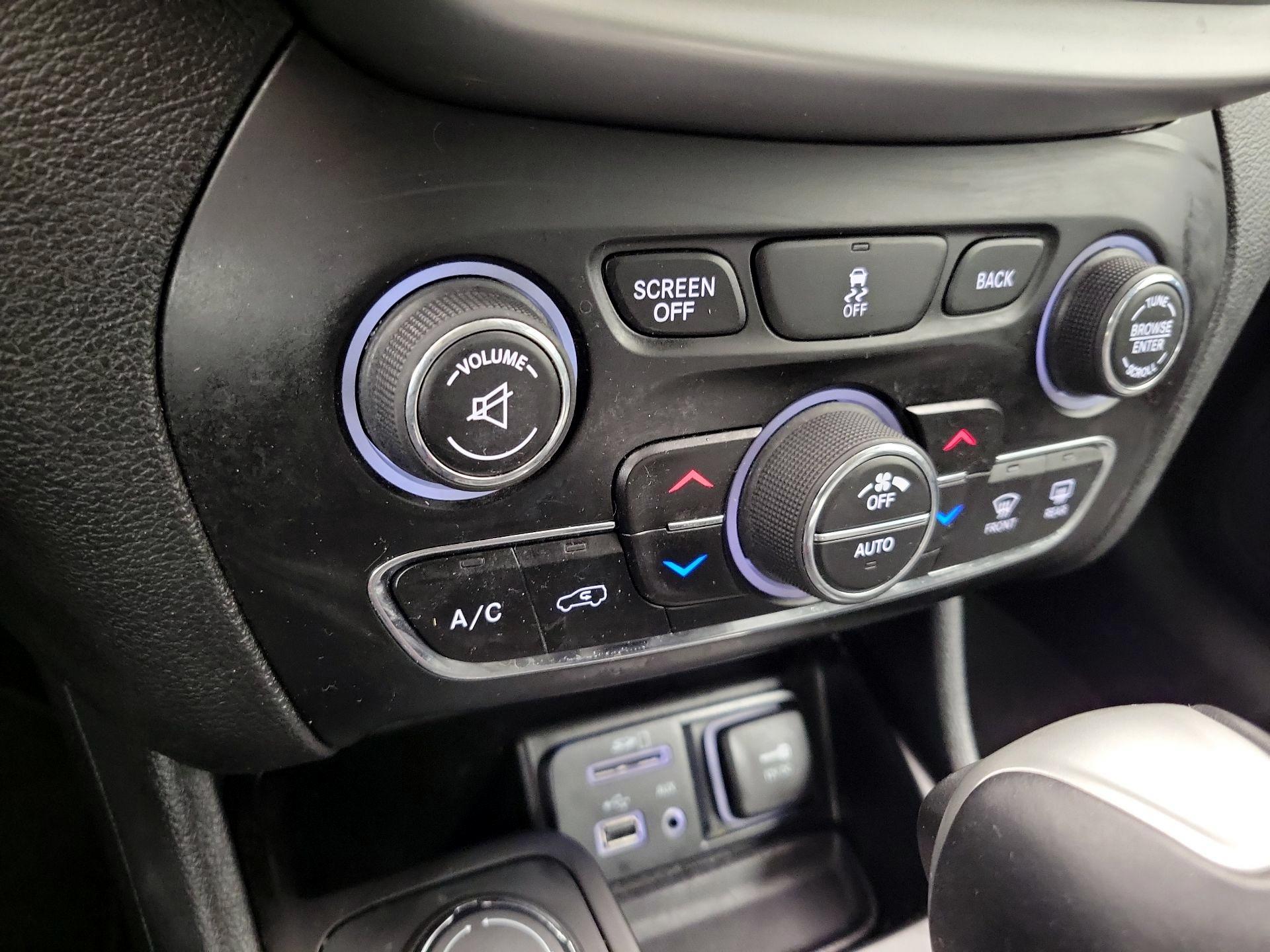 Thumbnail: 2014 Jeep Cherokee - 17