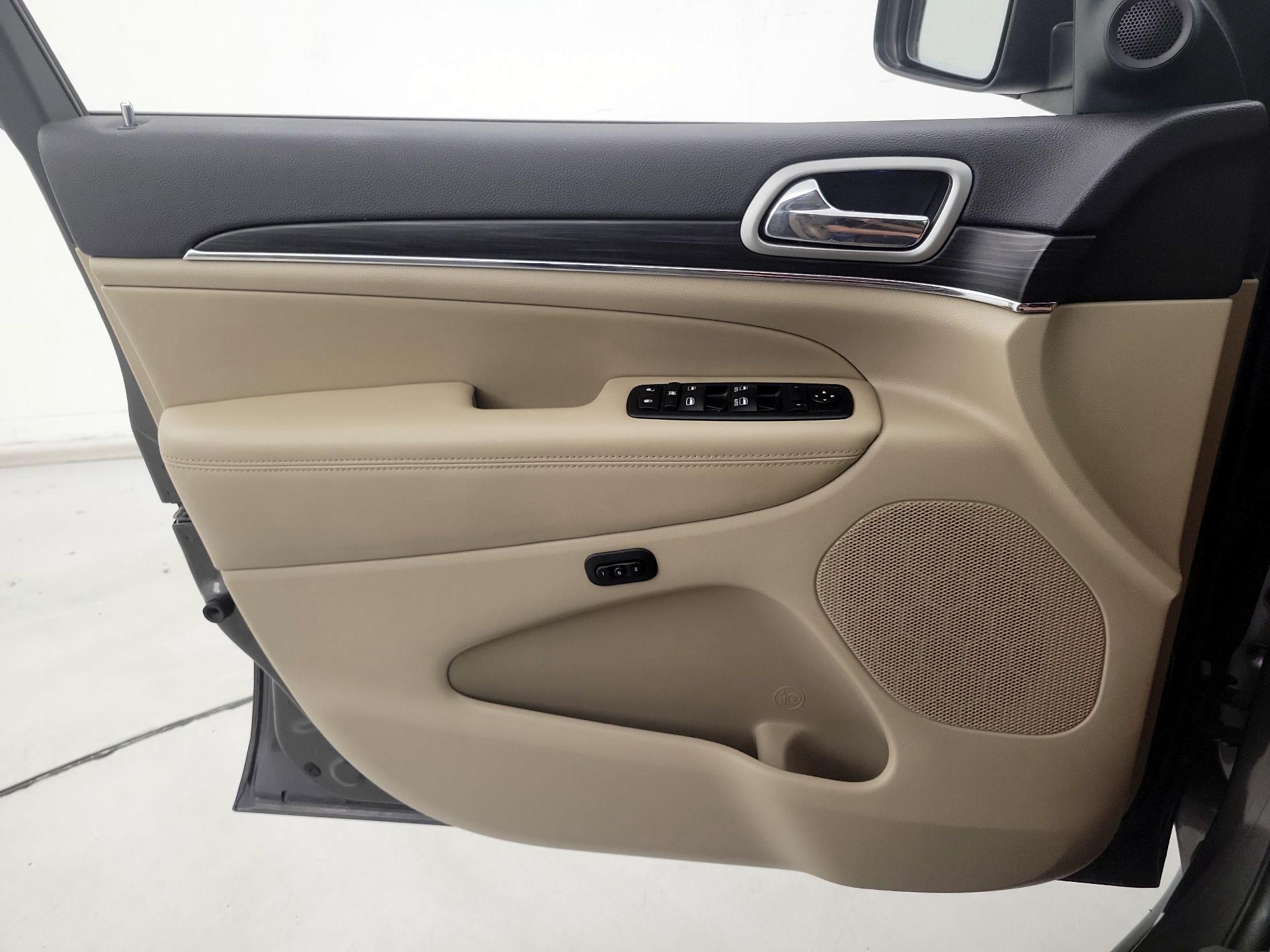 Thumbnail: 2019 Jeep Grand Cherokee - 12