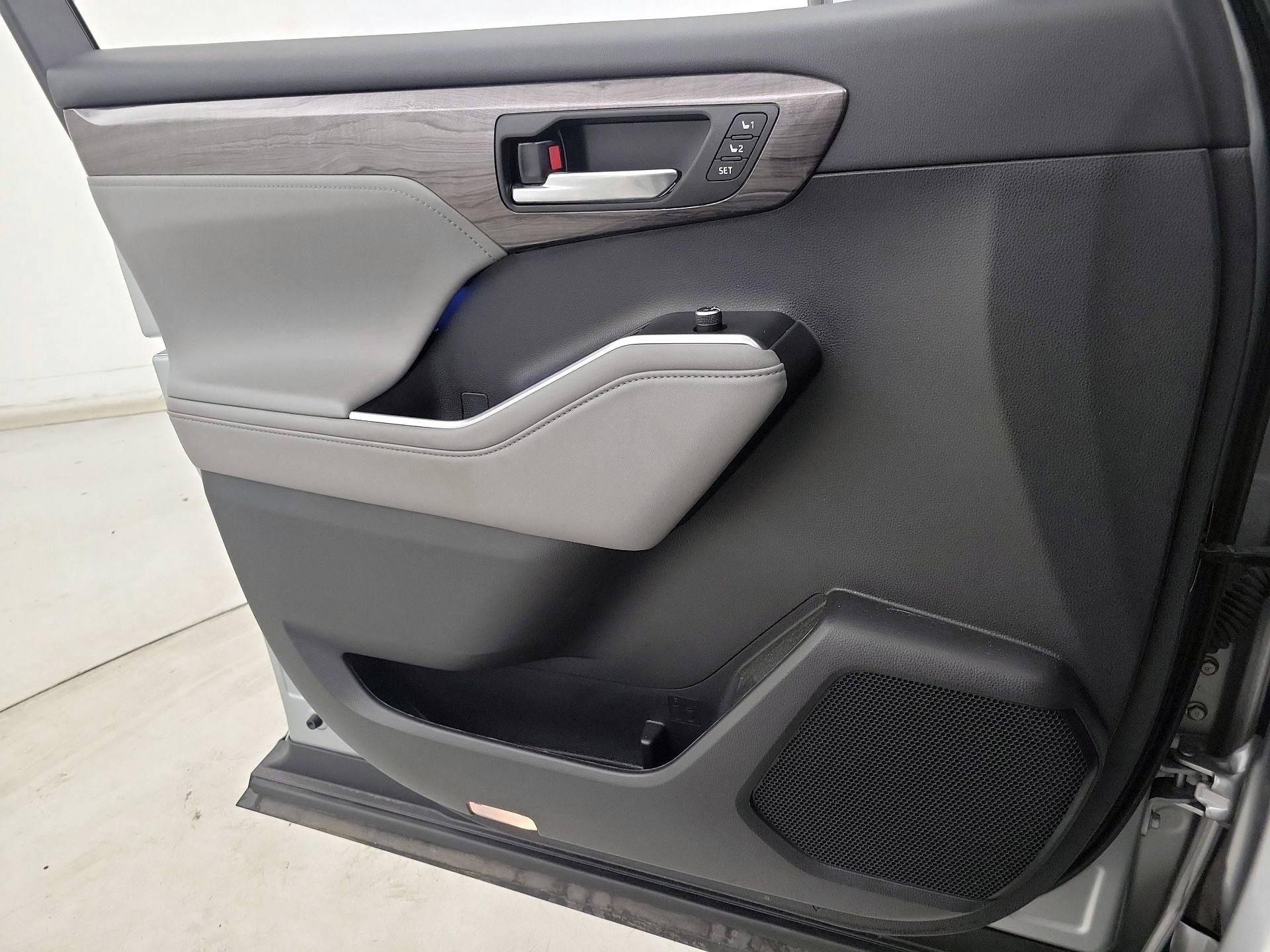 Thumbnail: 2022 Toyota Highlander - 12