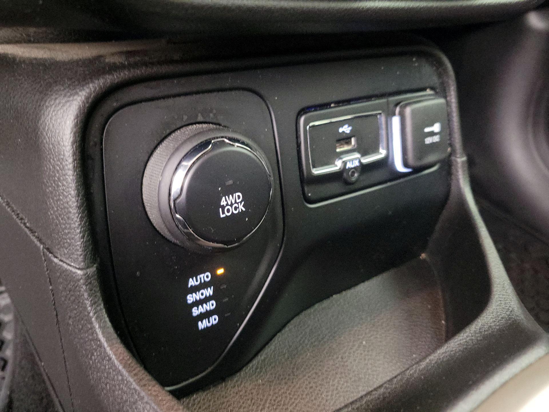 Thumbnail: 2017 Jeep Renegade - 18