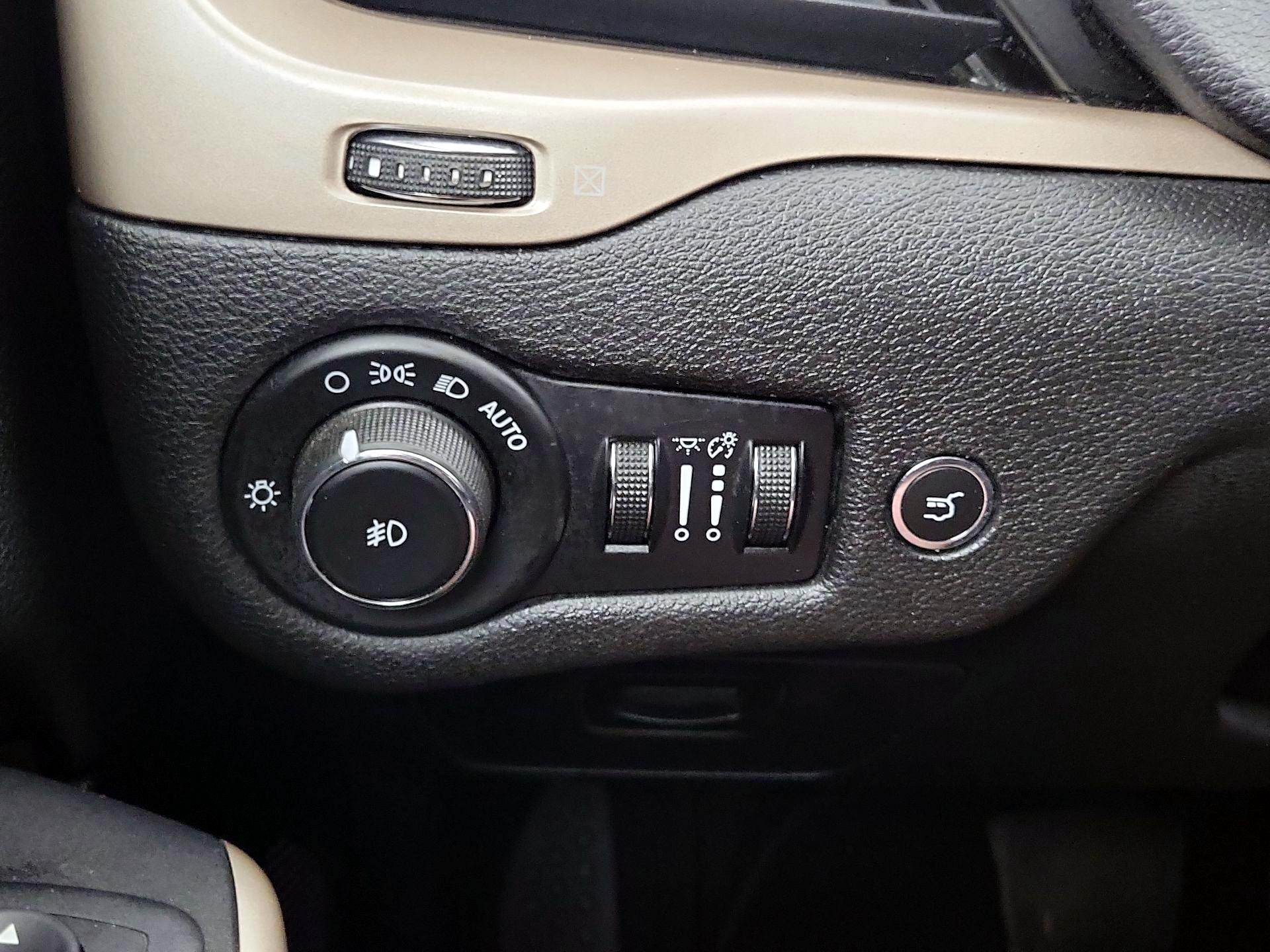 Thumbnail: 2018 Jeep Cherokee - 13