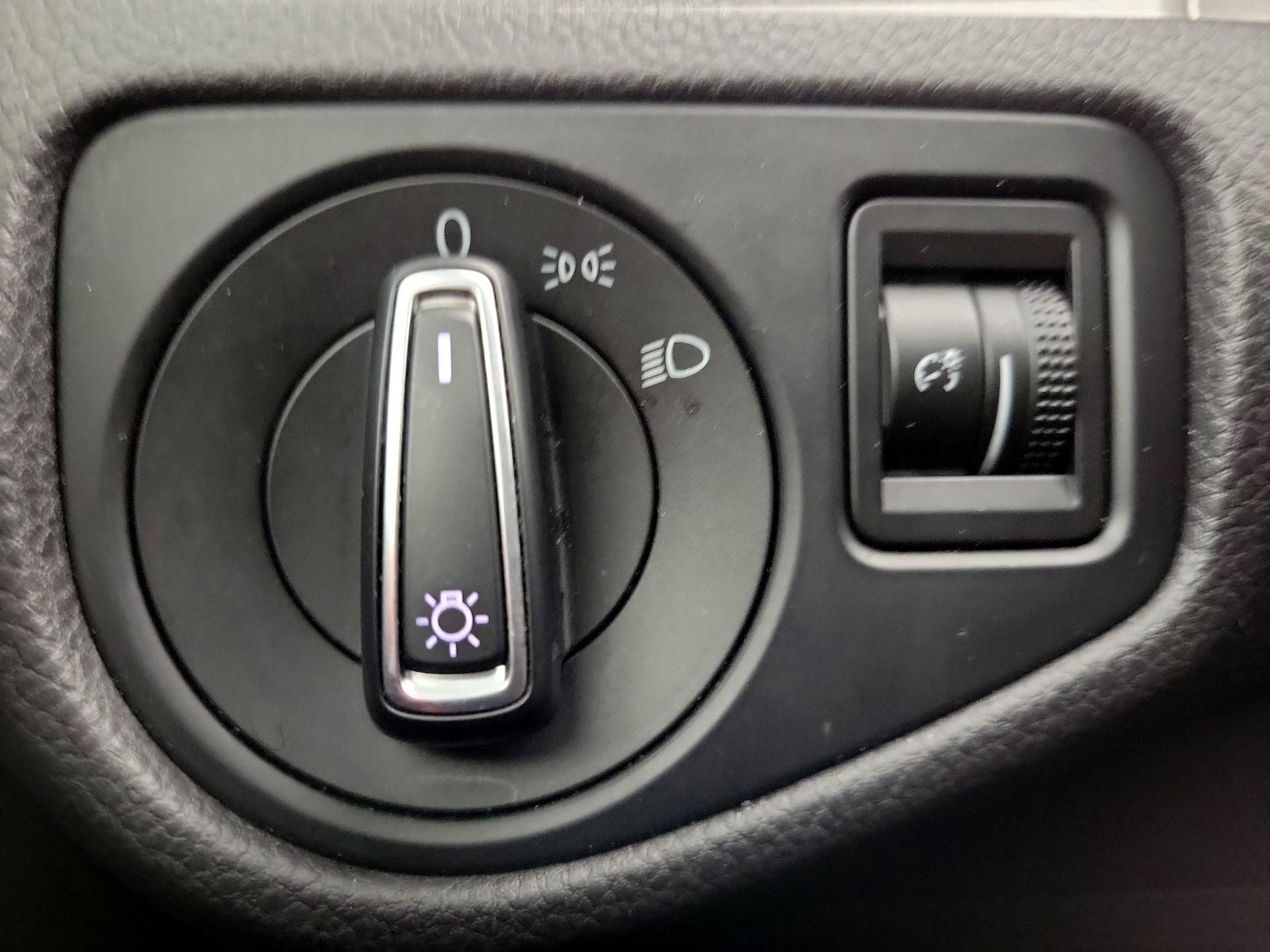 Thumbnail: 2016 Volkswagen Golf - 13