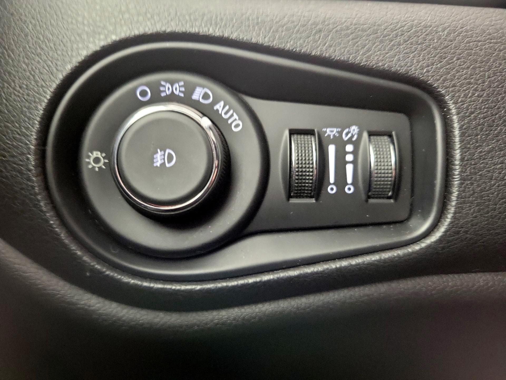 Thumbnail: 2016 Jeep Renegade - 13