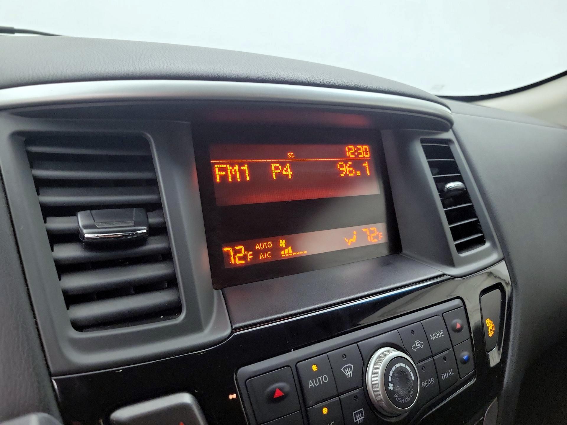 Thumbnail: 2015 Nissan Pathfinder - 14