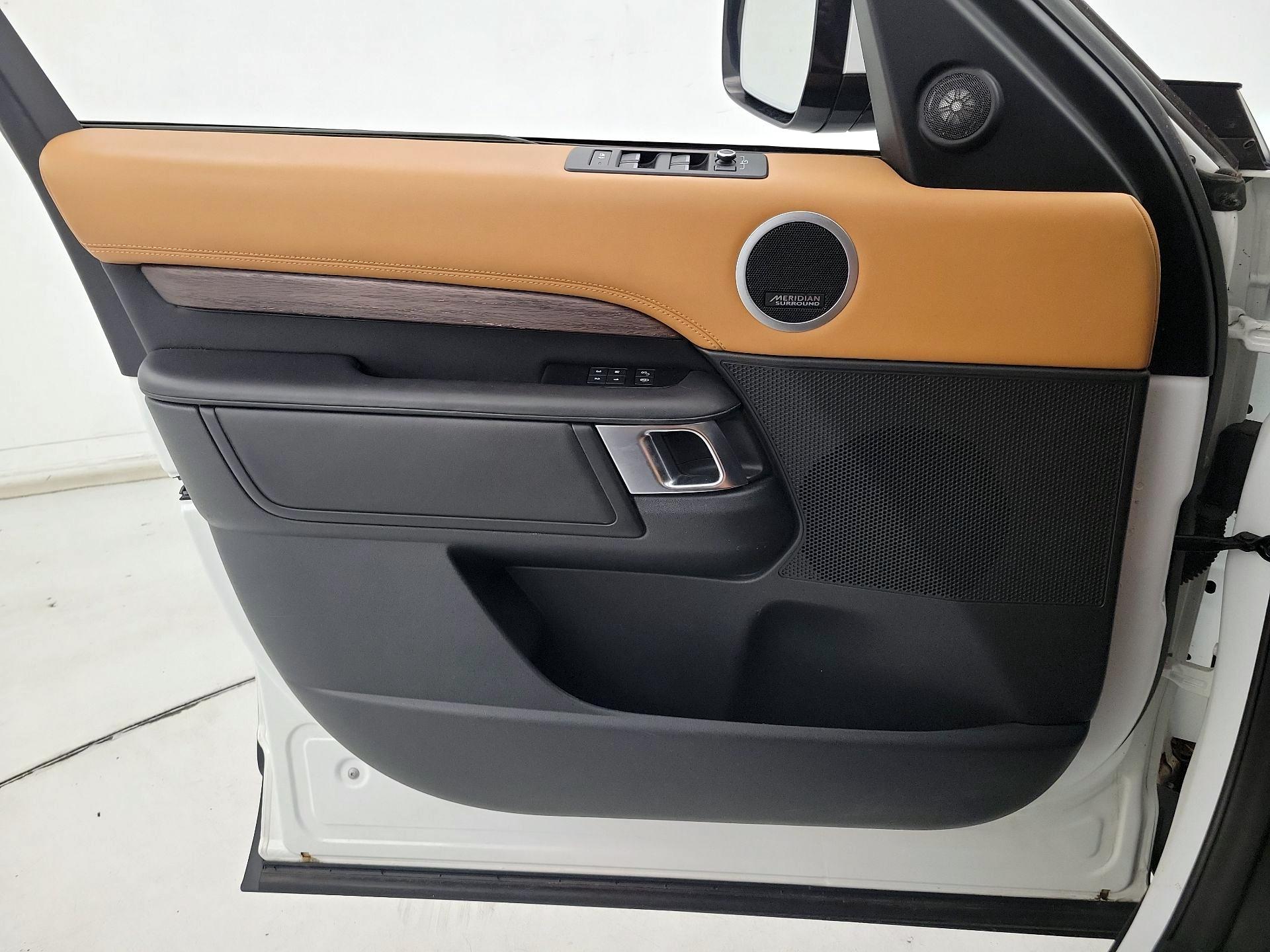 Thumbnail: 2019 Land Rover Discovery - 12