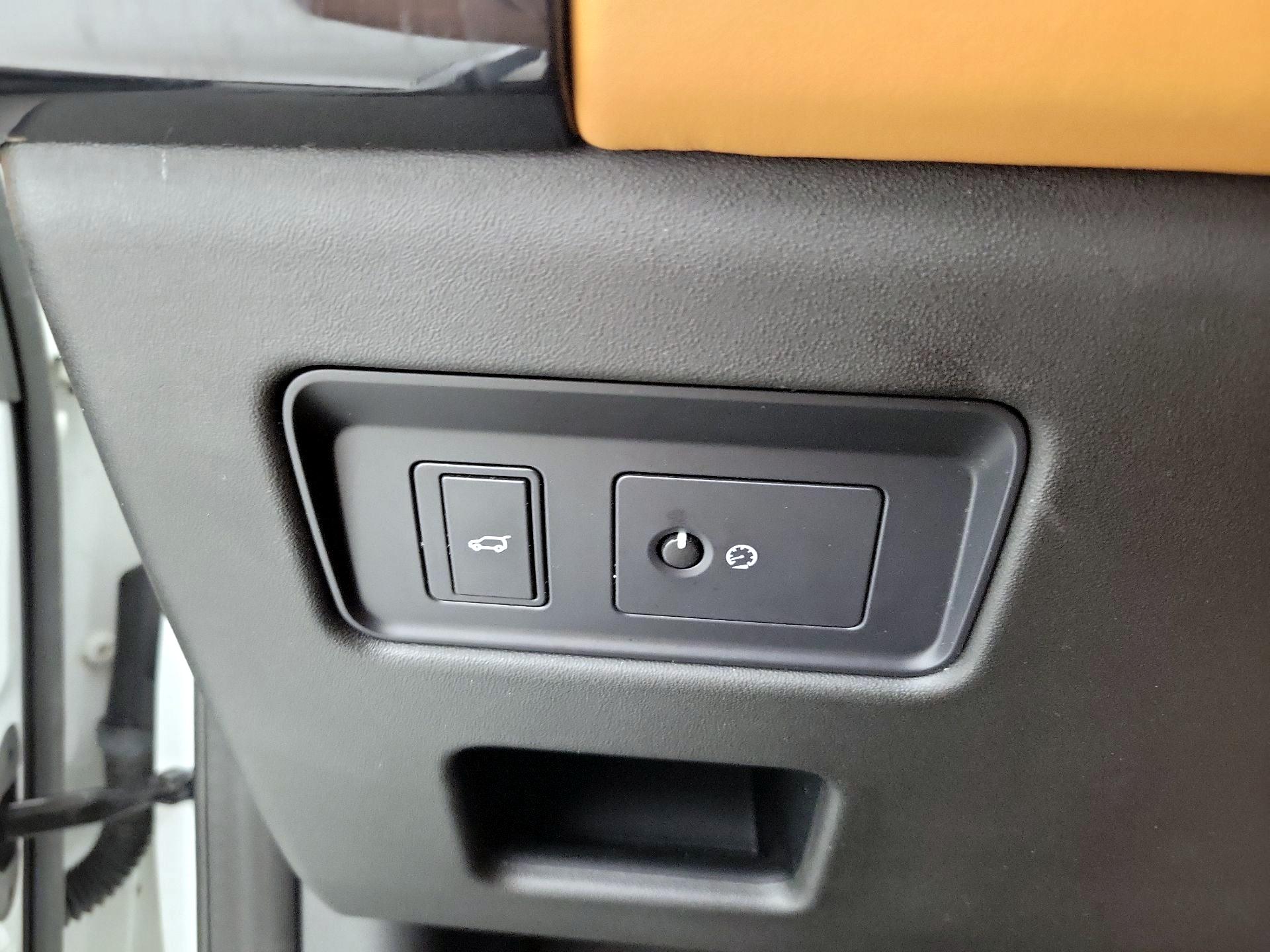 Thumbnail: 2019 Land Rover Discovery - 13