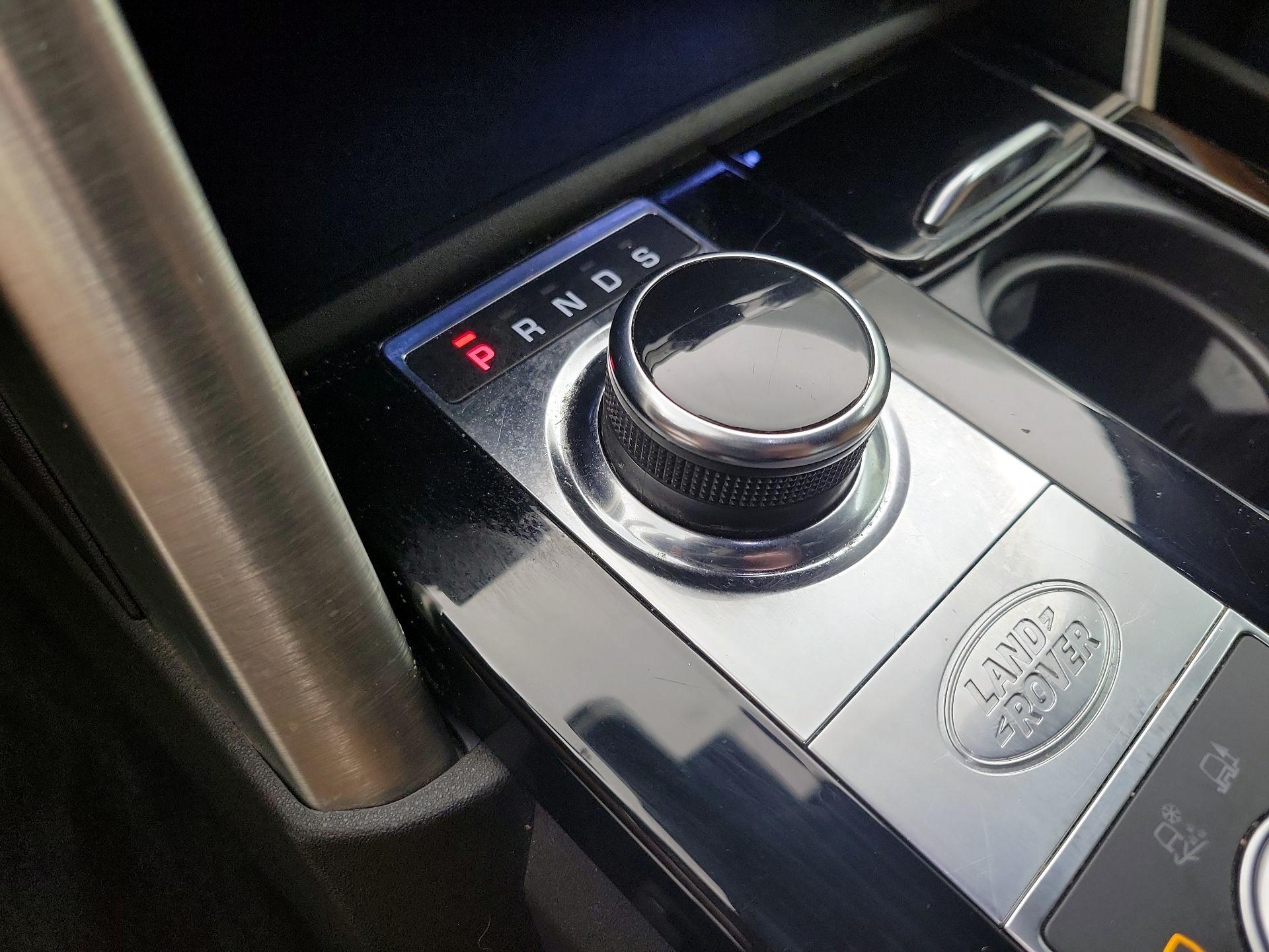 Thumbnail: 2019 Land Rover Discovery - 18