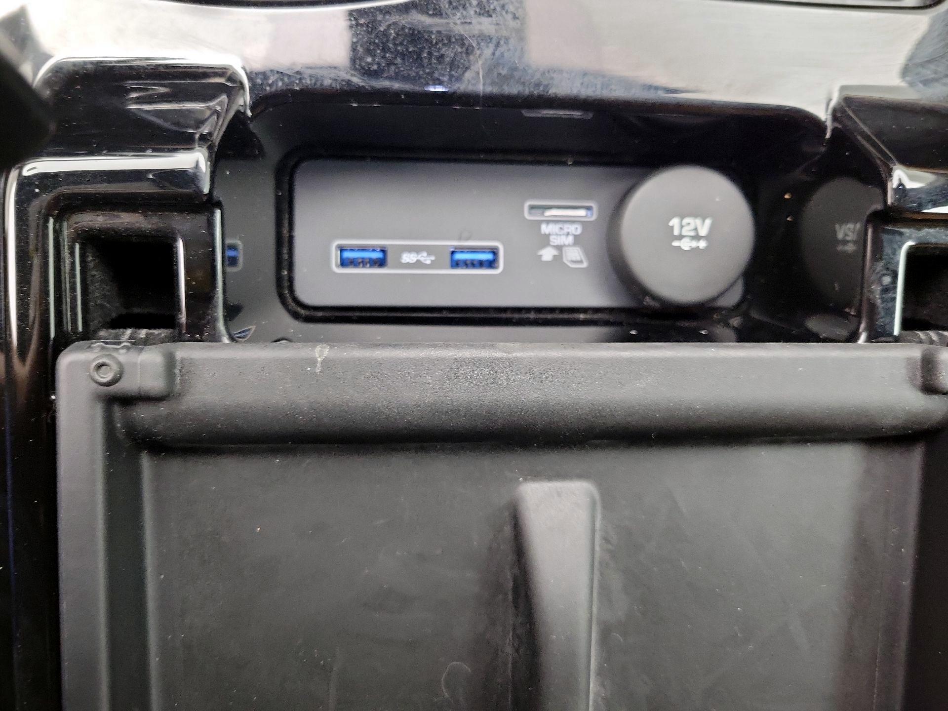 Thumbnail: 2019 Land Rover Discovery - 19