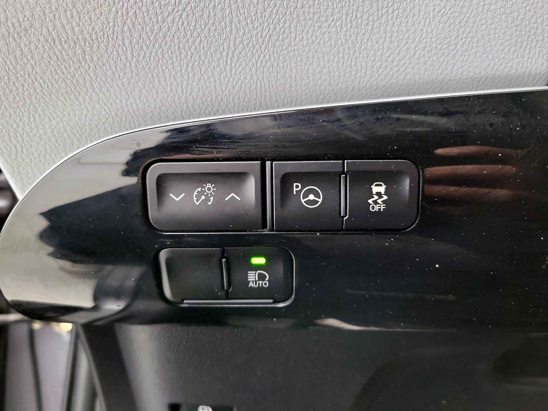 Thumbnail: 2019 Toyota Prius - 13
