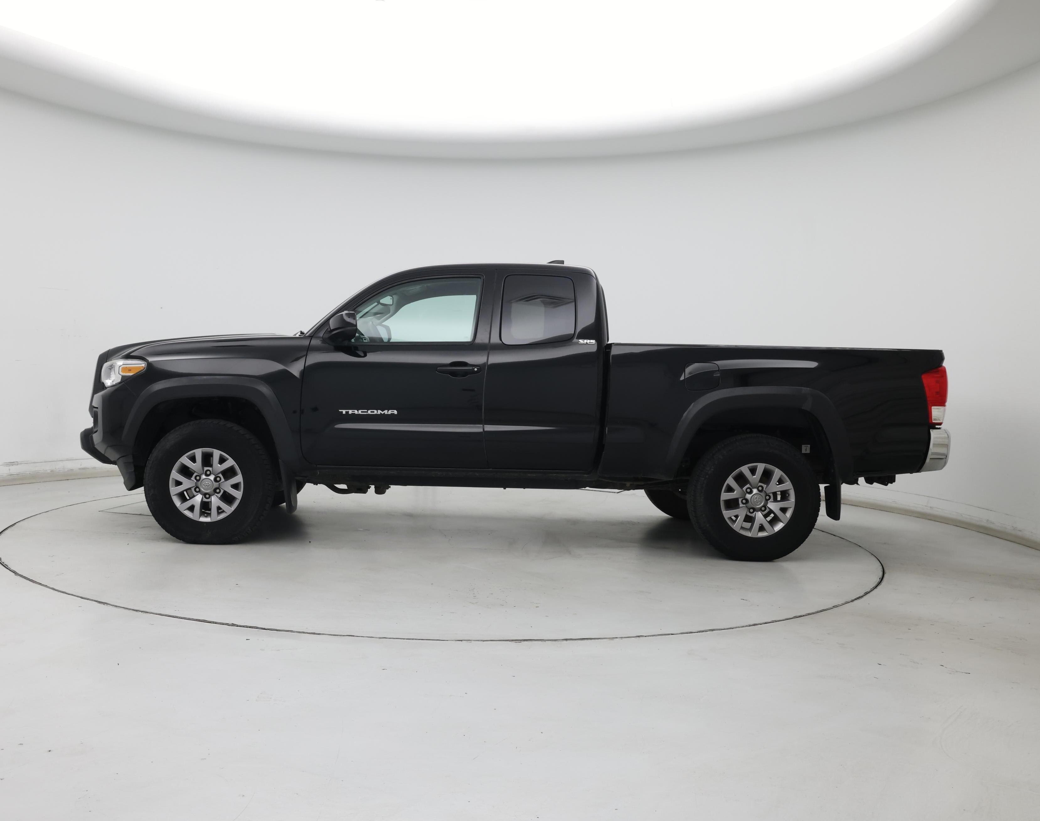 Thumbnail: 2017 Toyota Tacoma - 3