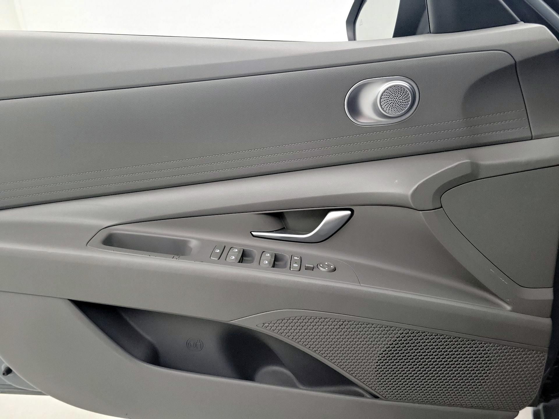 Thumbnail: 2022 Hyundai Elantra - 12