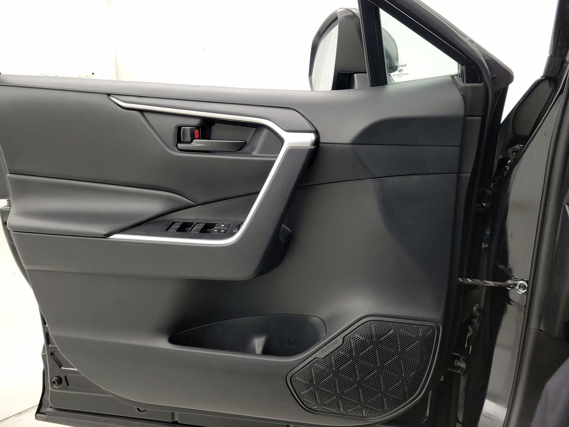 Thumbnail: 2020 Toyota RAV4 - 12