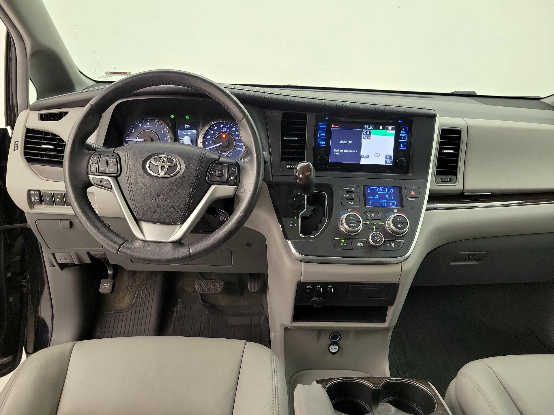 Thumbnail: 2017 Toyota Sienna - 9