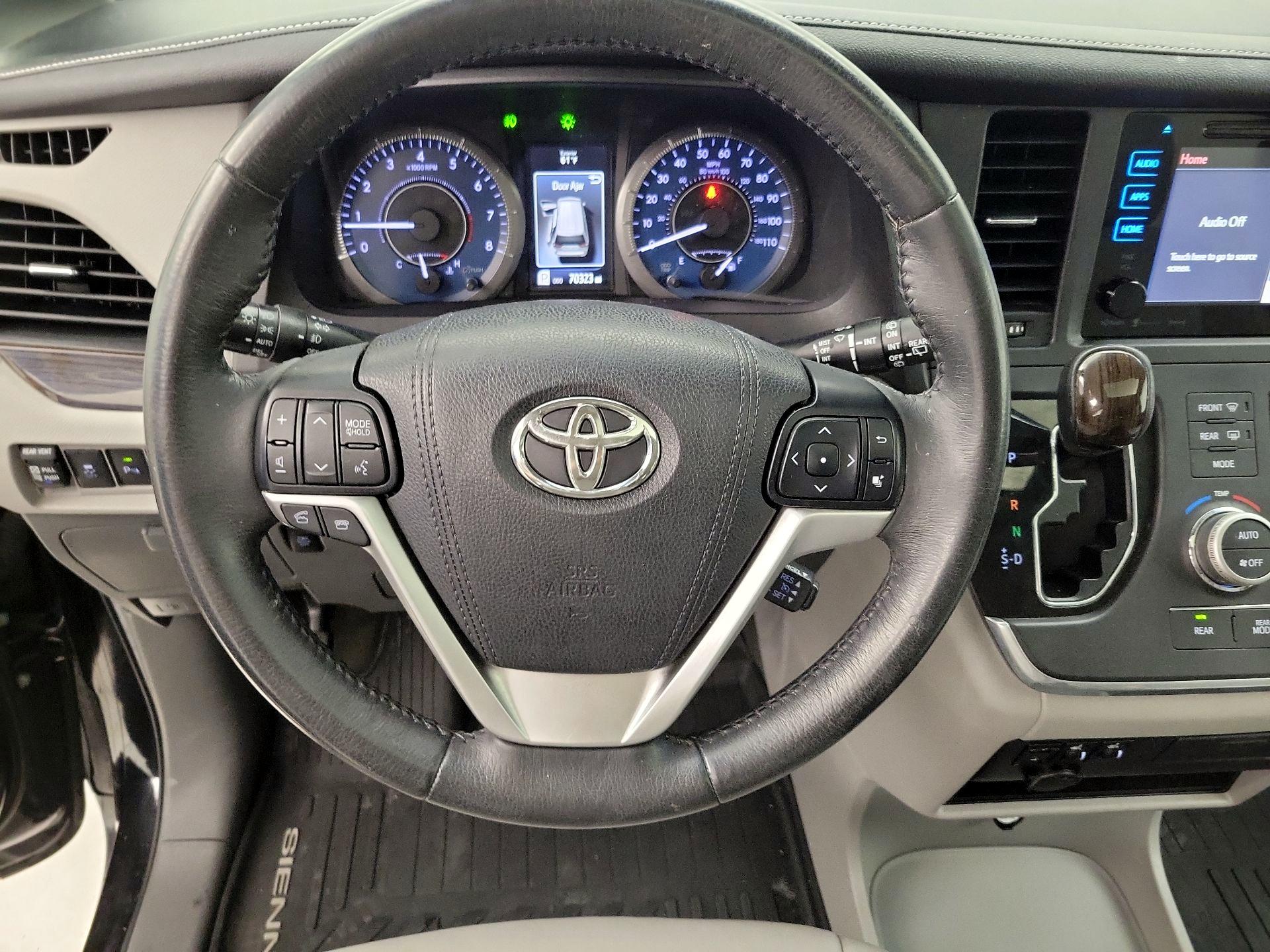 Thumbnail: 2017 Toyota Sienna - 10