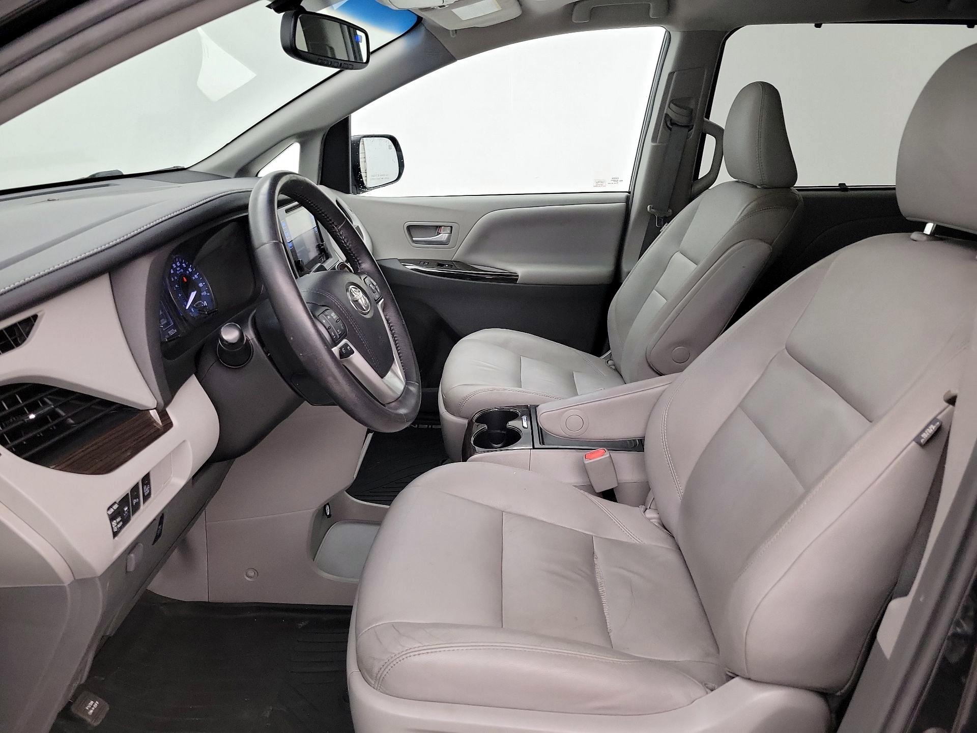 Thumbnail: 2017 Toyota Sienna - 11