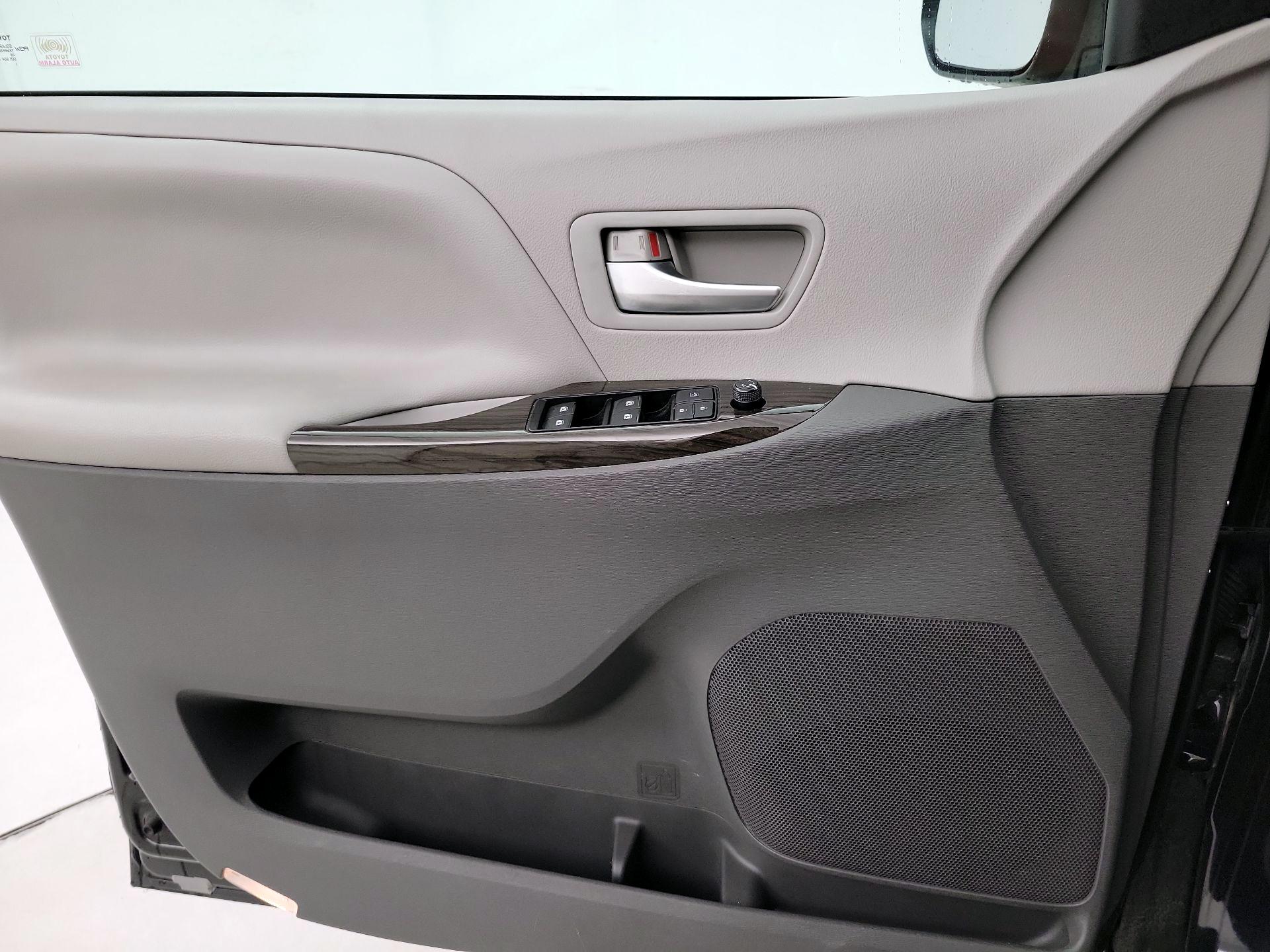 Thumbnail: 2017 Toyota Sienna - 12