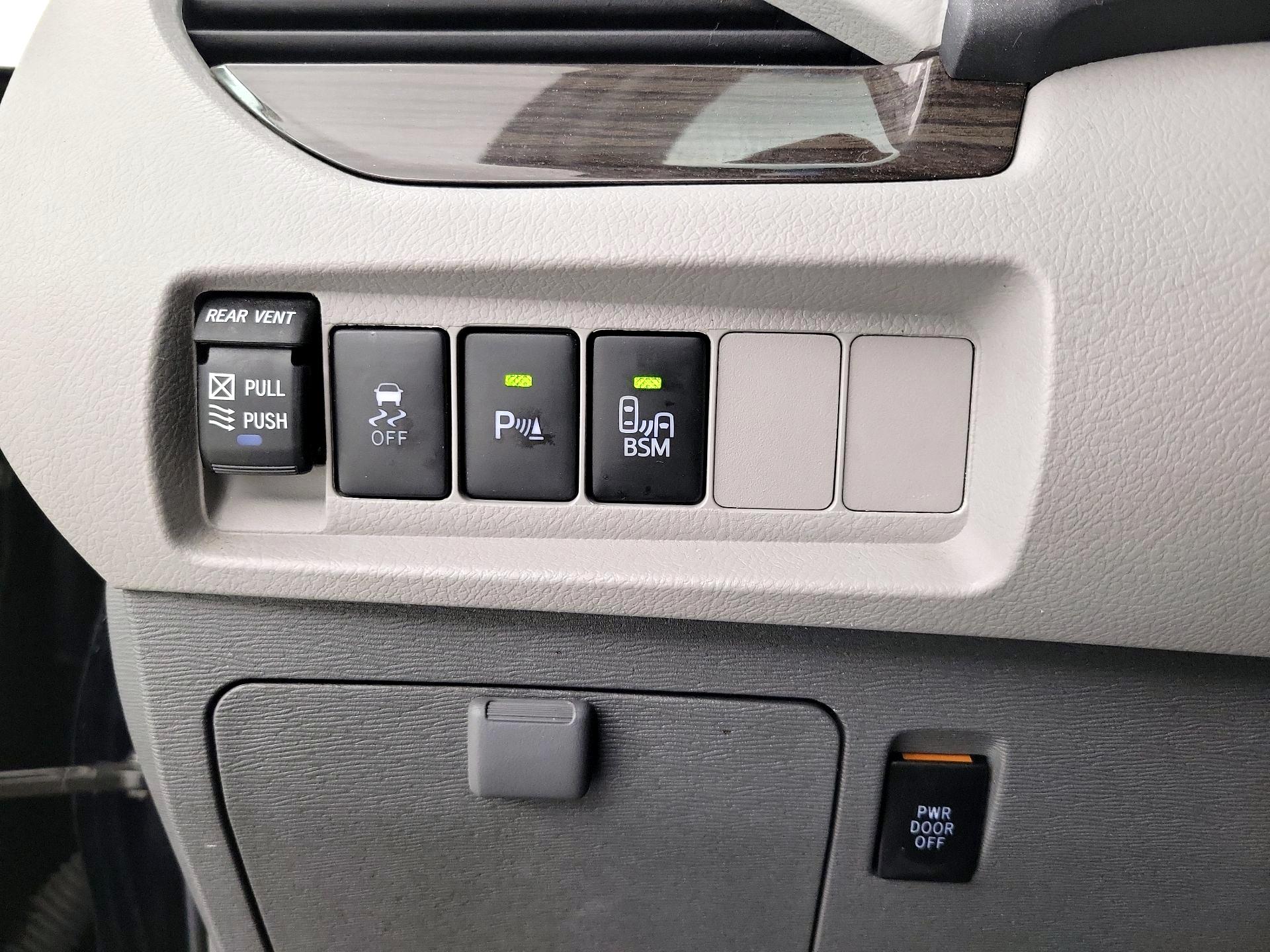 Thumbnail: 2017 Toyota Sienna - 13