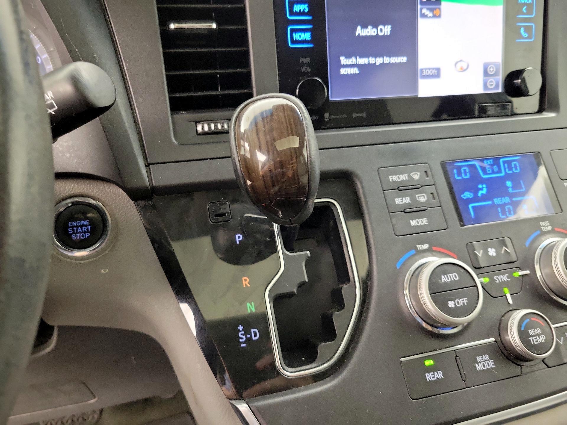 Thumbnail: 2017 Toyota Sienna - 17