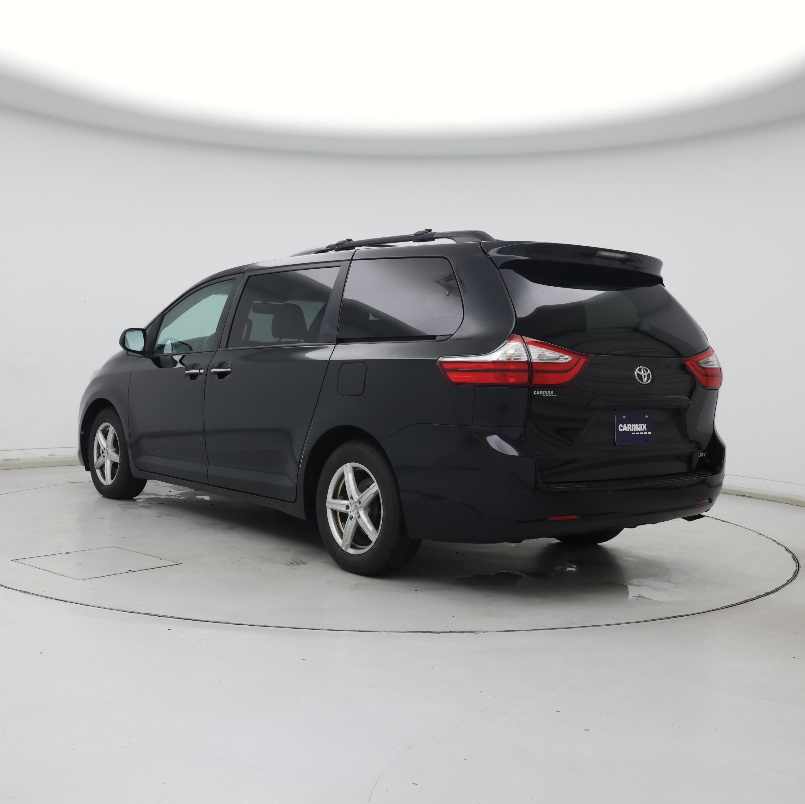 Thumbnail: 2017 Toyota Sienna - 2