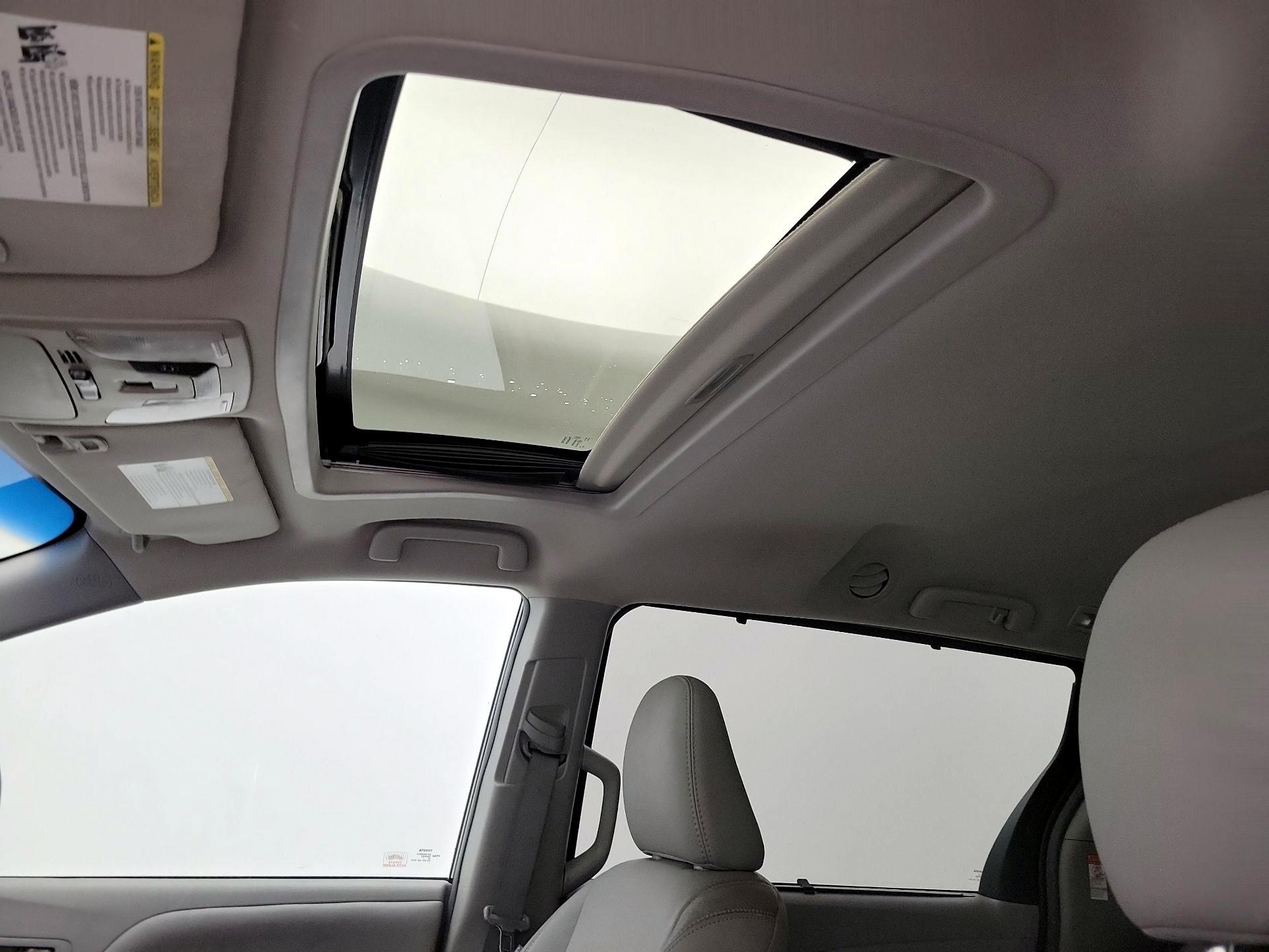 Thumbnail: 2017 Toyota Sienna - 19