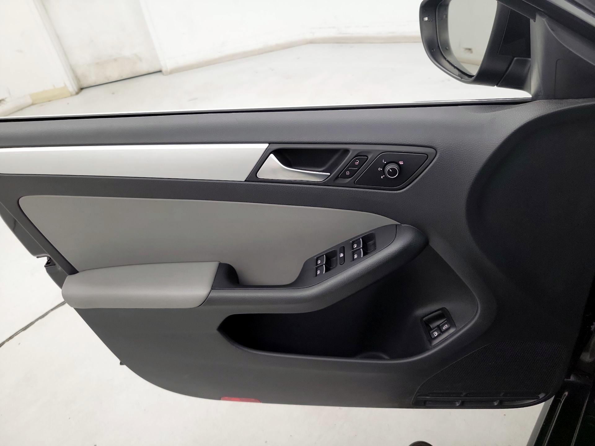 Thumbnail: 2015 Volkswagen Jetta - 12