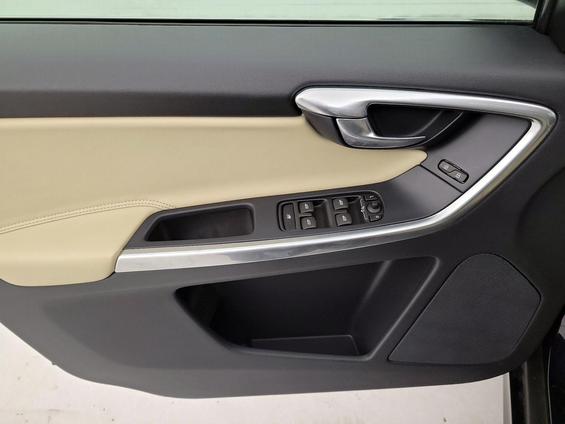 Thumbnail: 2016 Volvo XC60 - 12