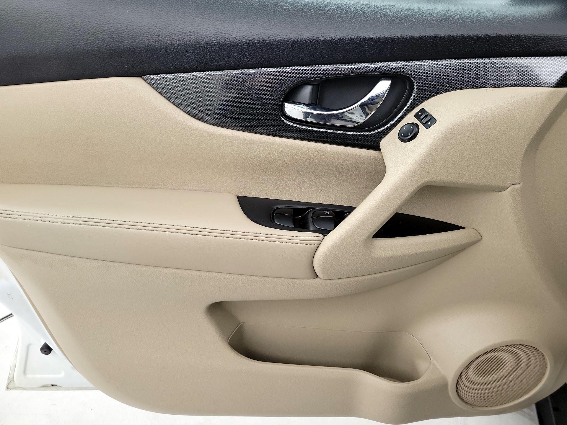 Thumbnail: 2015 Nissan Rogue - 12