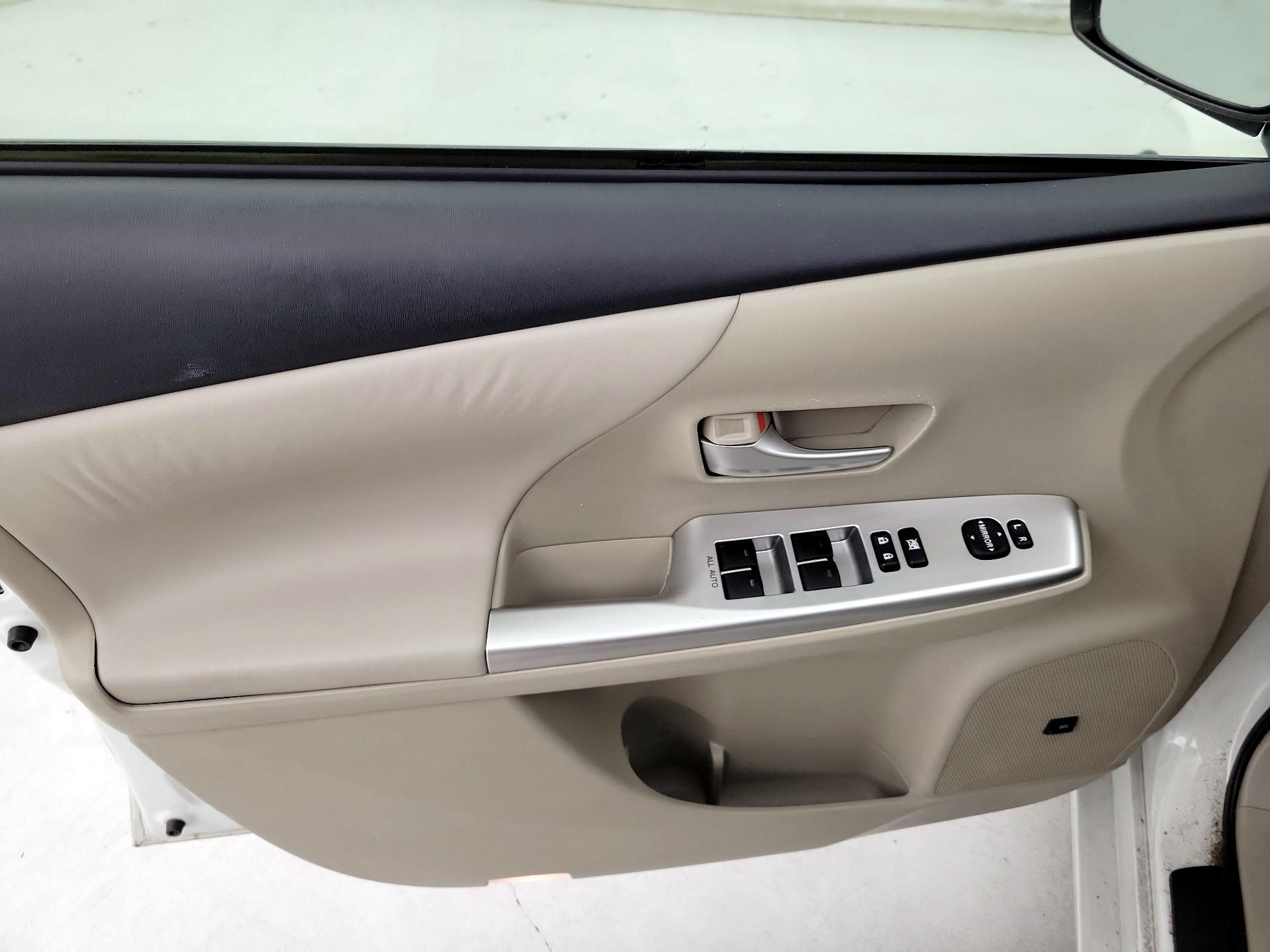 Thumbnail: 2014 Toyota Prius v - 12