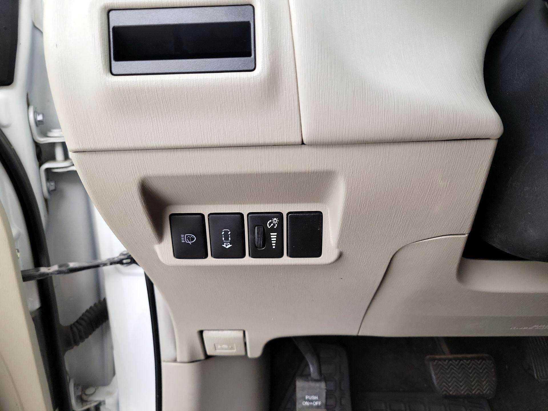 Thumbnail: 2014 Toyota Prius v - 13