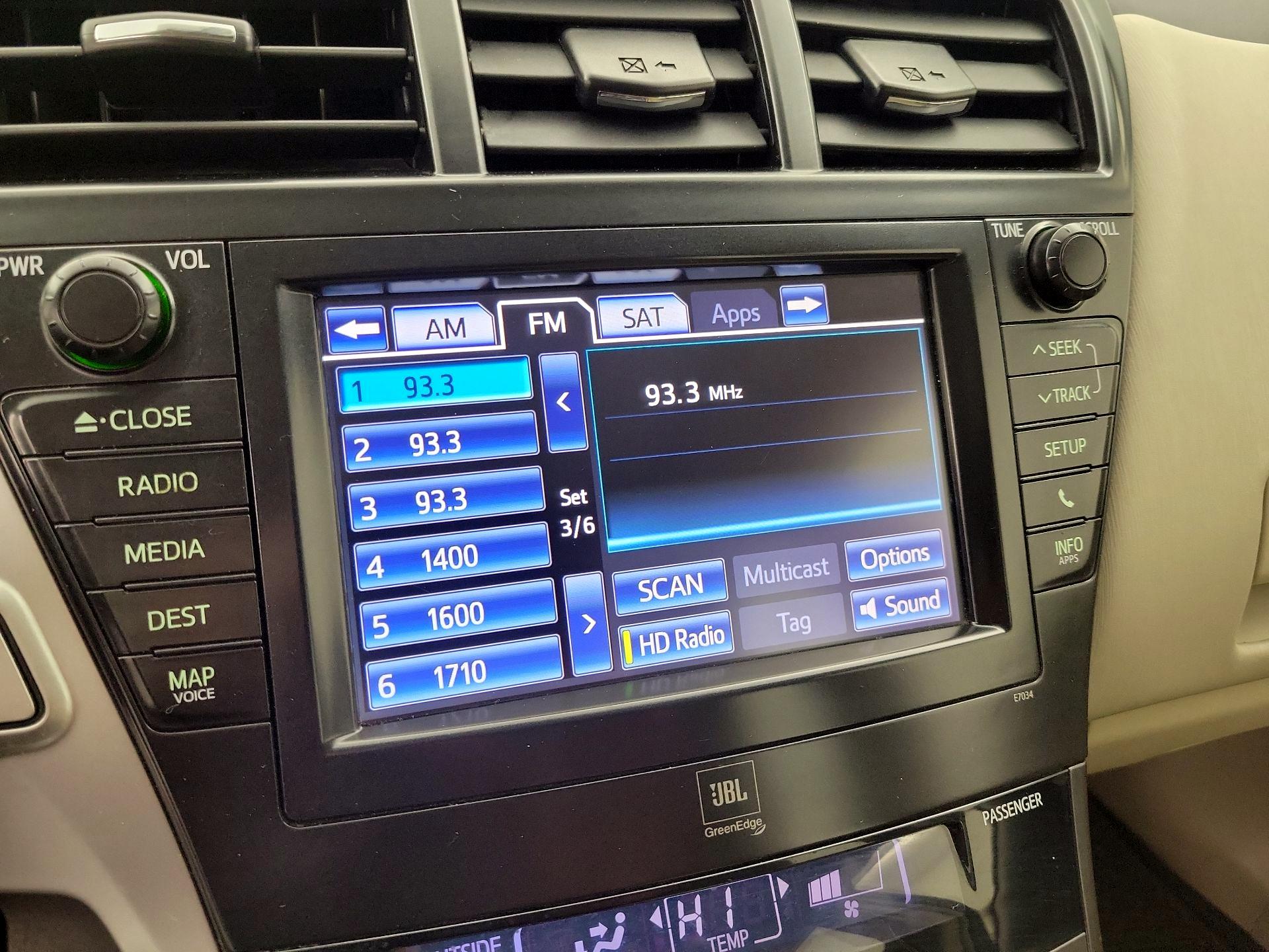 Thumbnail: 2014 Toyota Prius v - 16