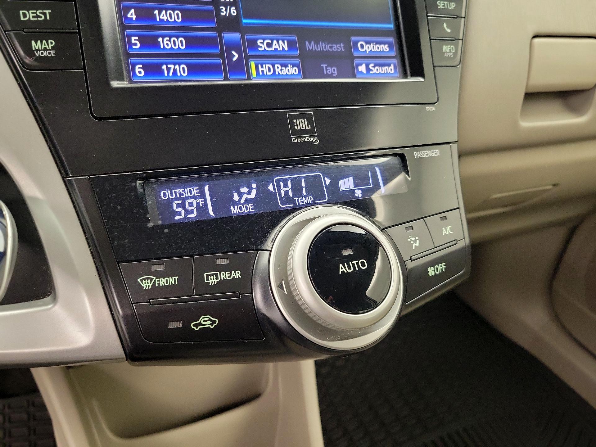 Thumbnail: 2014 Toyota Prius v - 17
