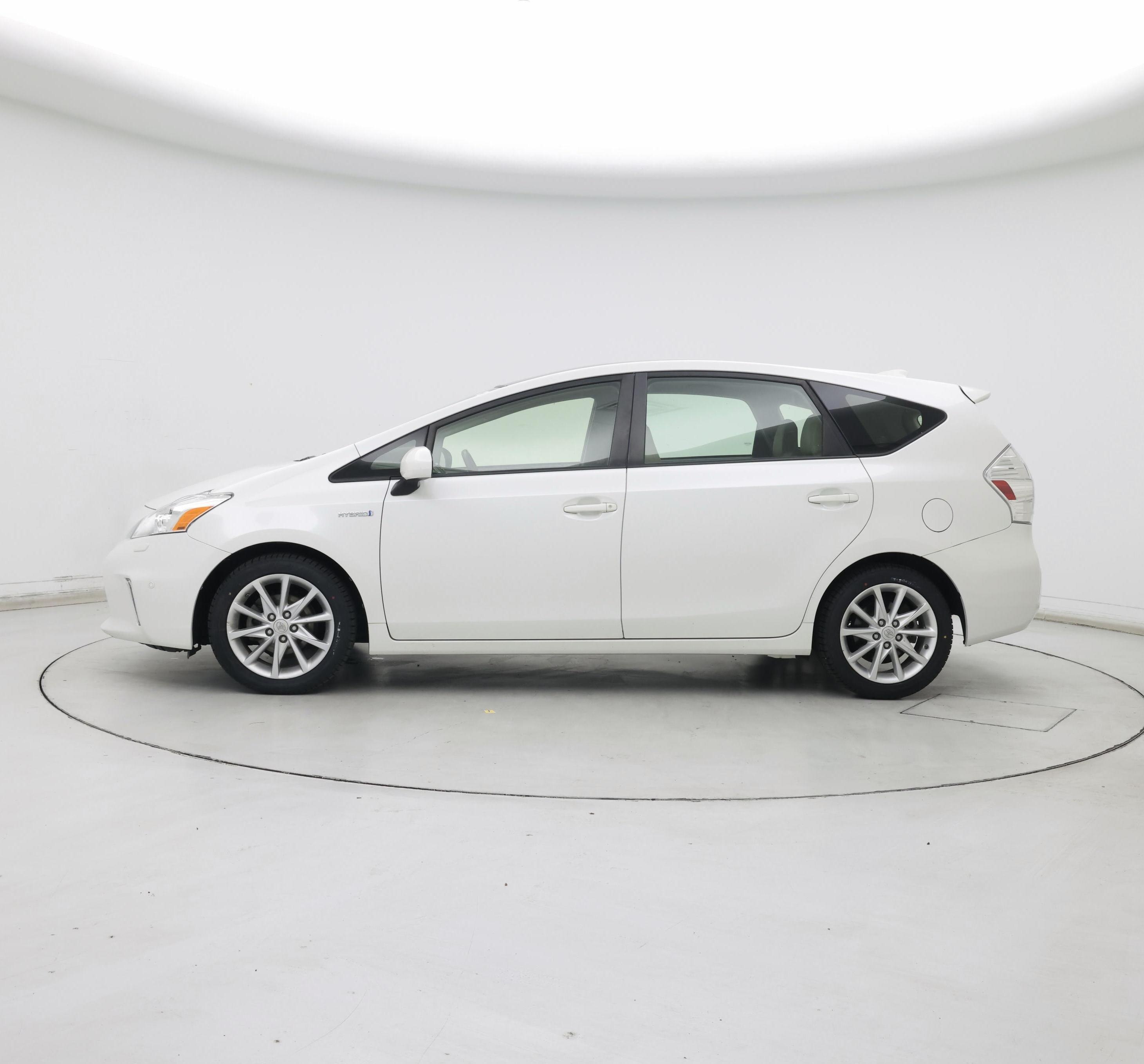 Thumbnail: 2014 Toyota Prius v - 3