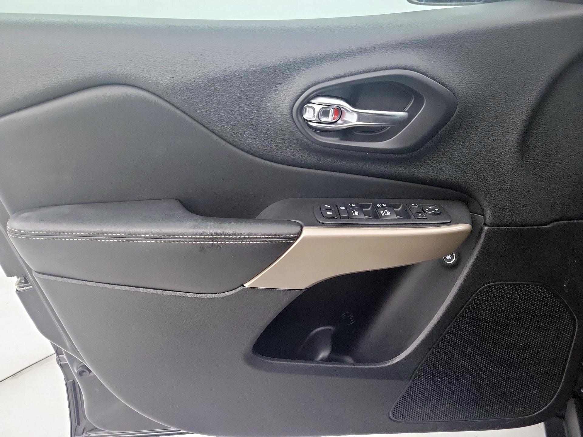 Thumbnail: 2017 Jeep Cherokee - 12