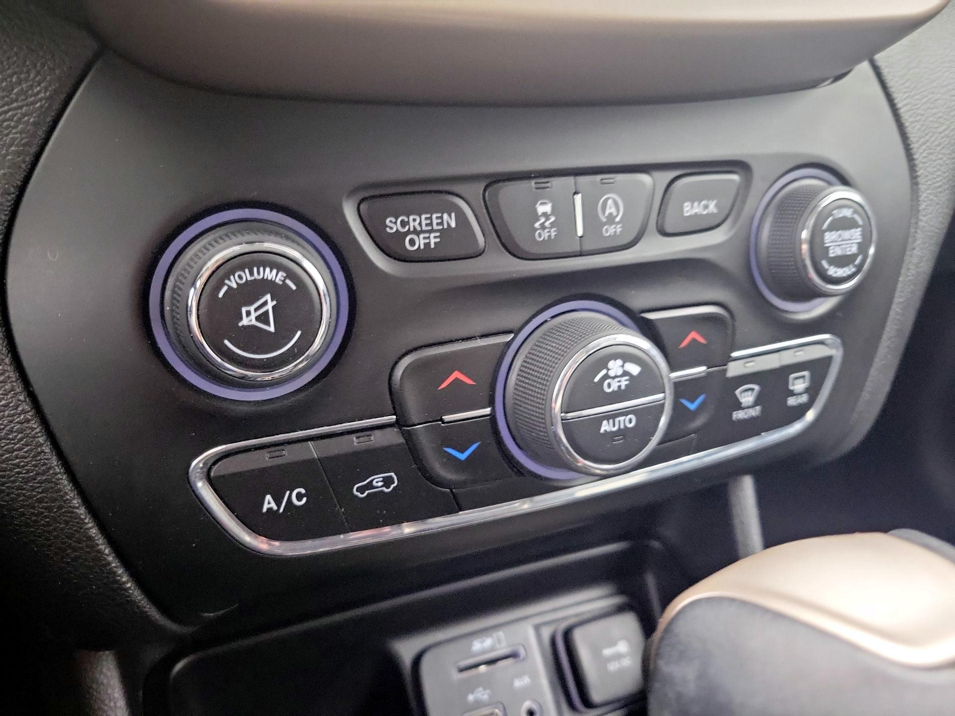 Thumbnail: 2017 Jeep Cherokee - 17