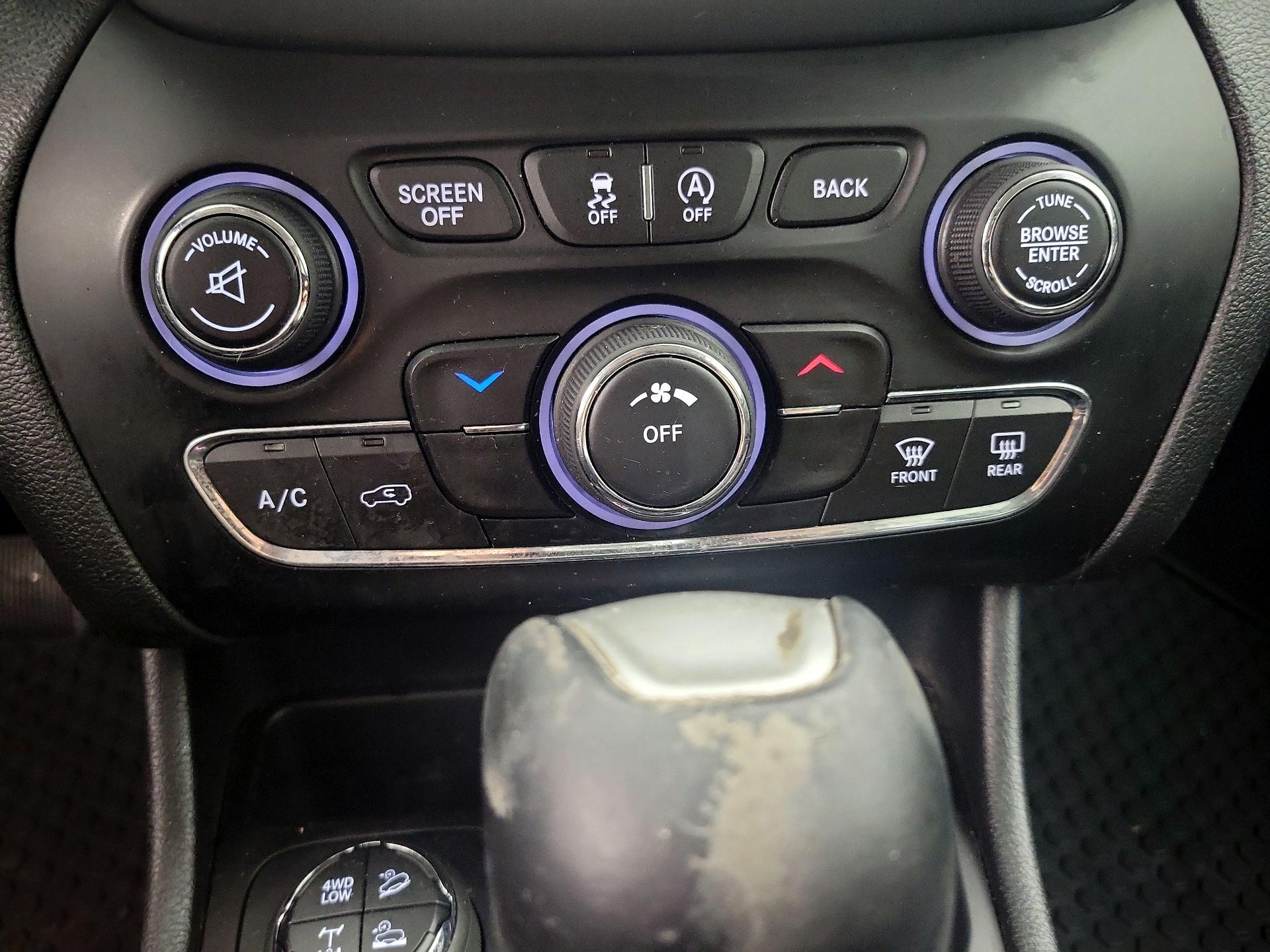 Thumbnail: 2017 Jeep Cherokee - 16