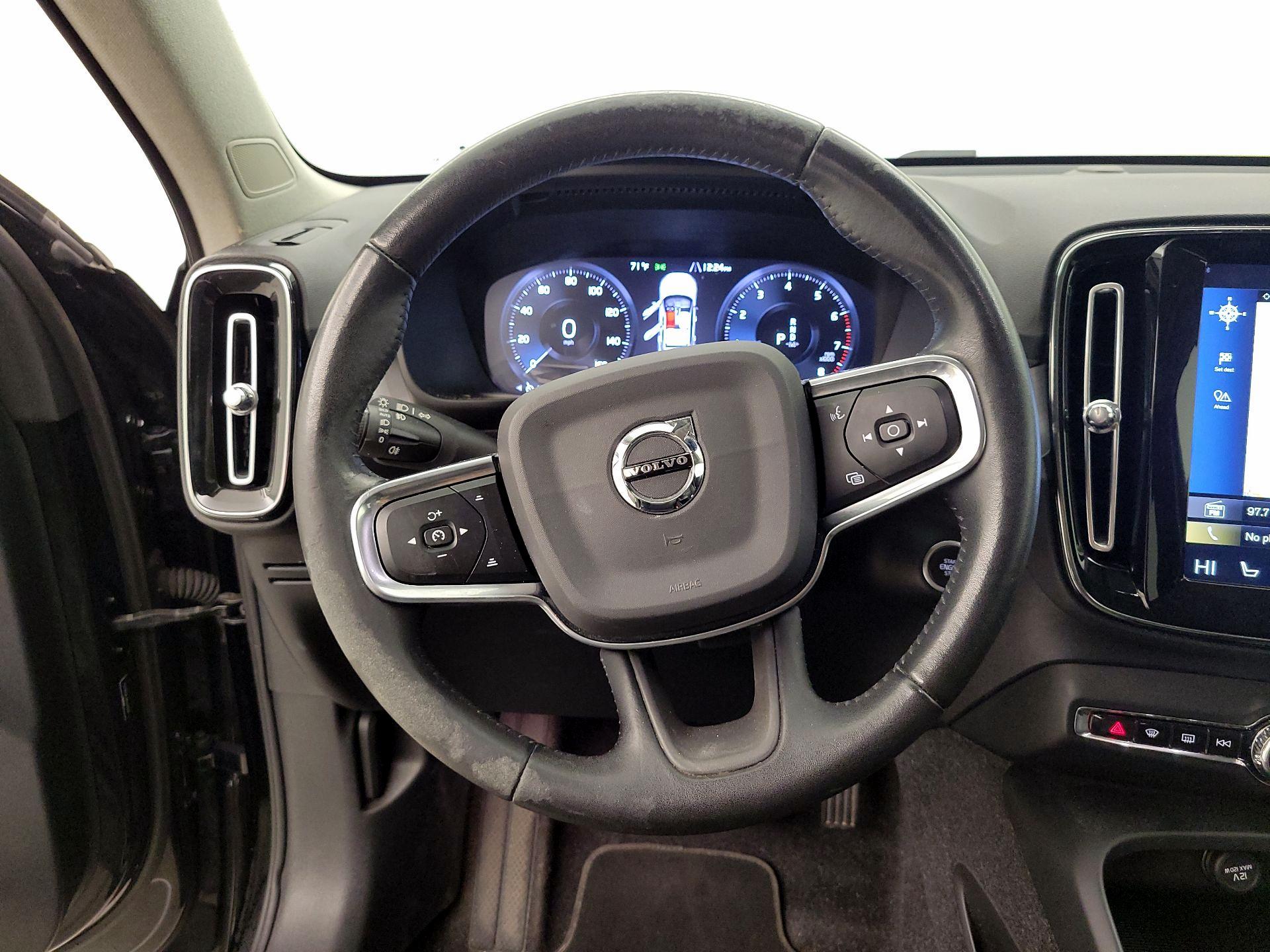 Thumbnail: 2021 Volvo XC40 - 10