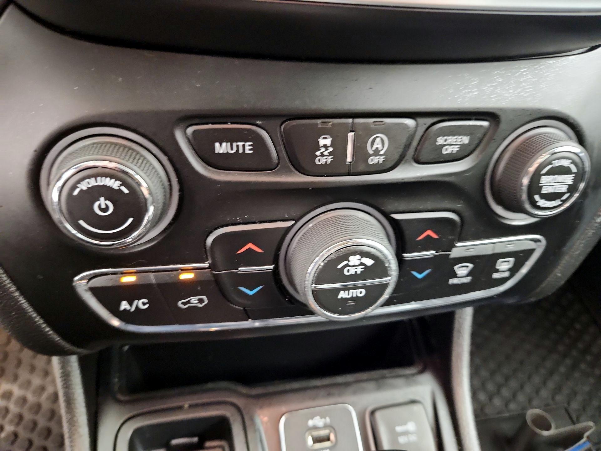 Thumbnail: 2019 Jeep Cherokee - 16