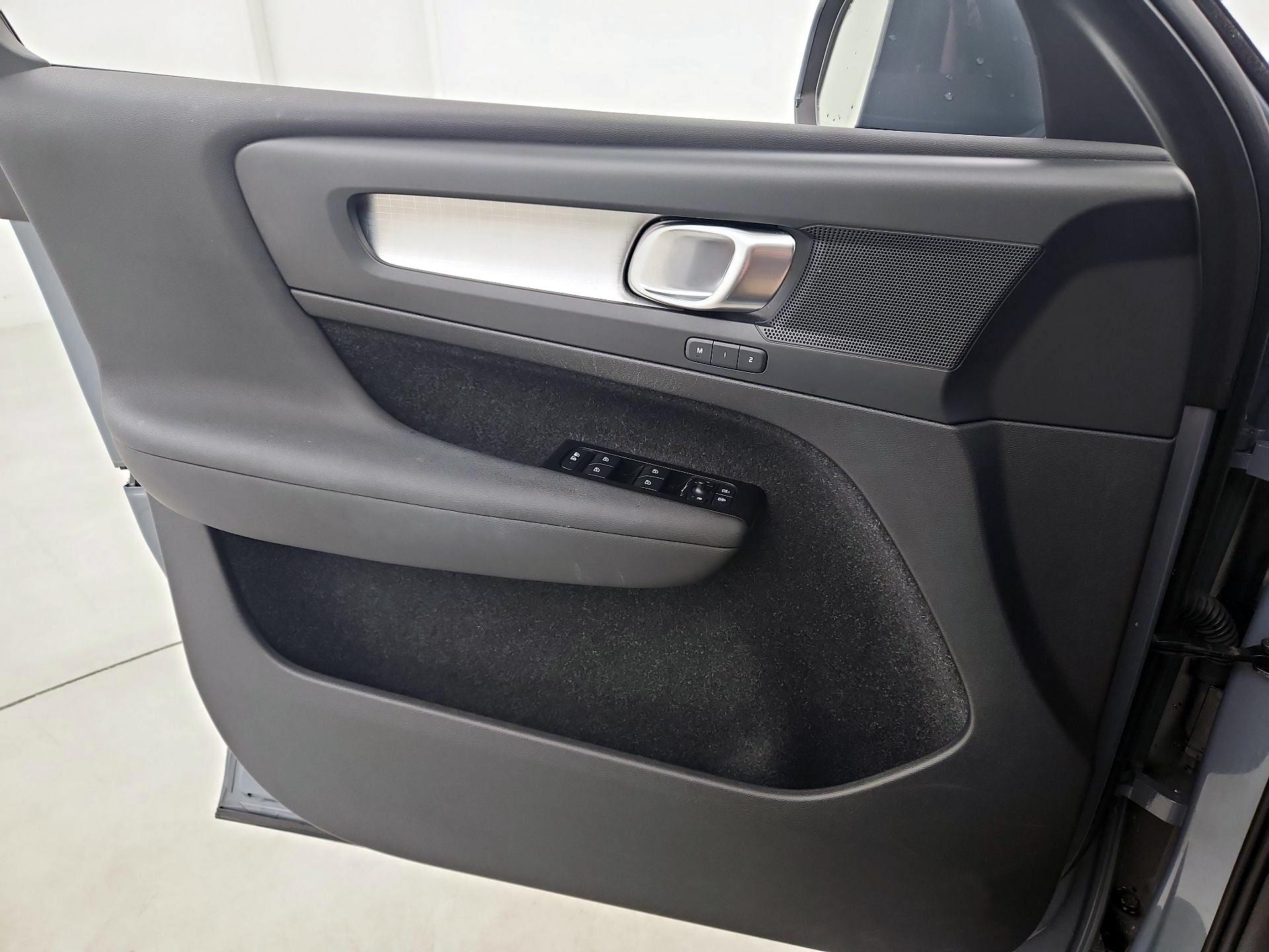 Thumbnail: 2021 Volvo XC40 - 12