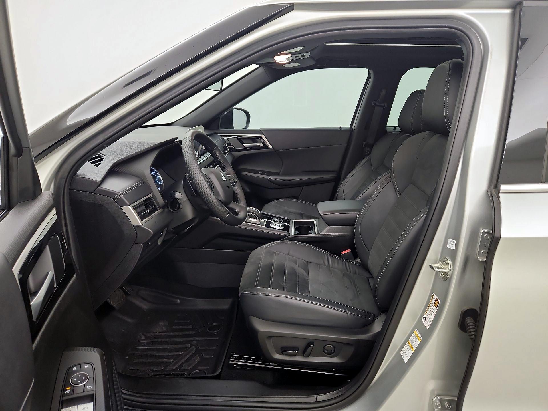 Thumbnail: 2022 Mitsubishi Outlander - 11