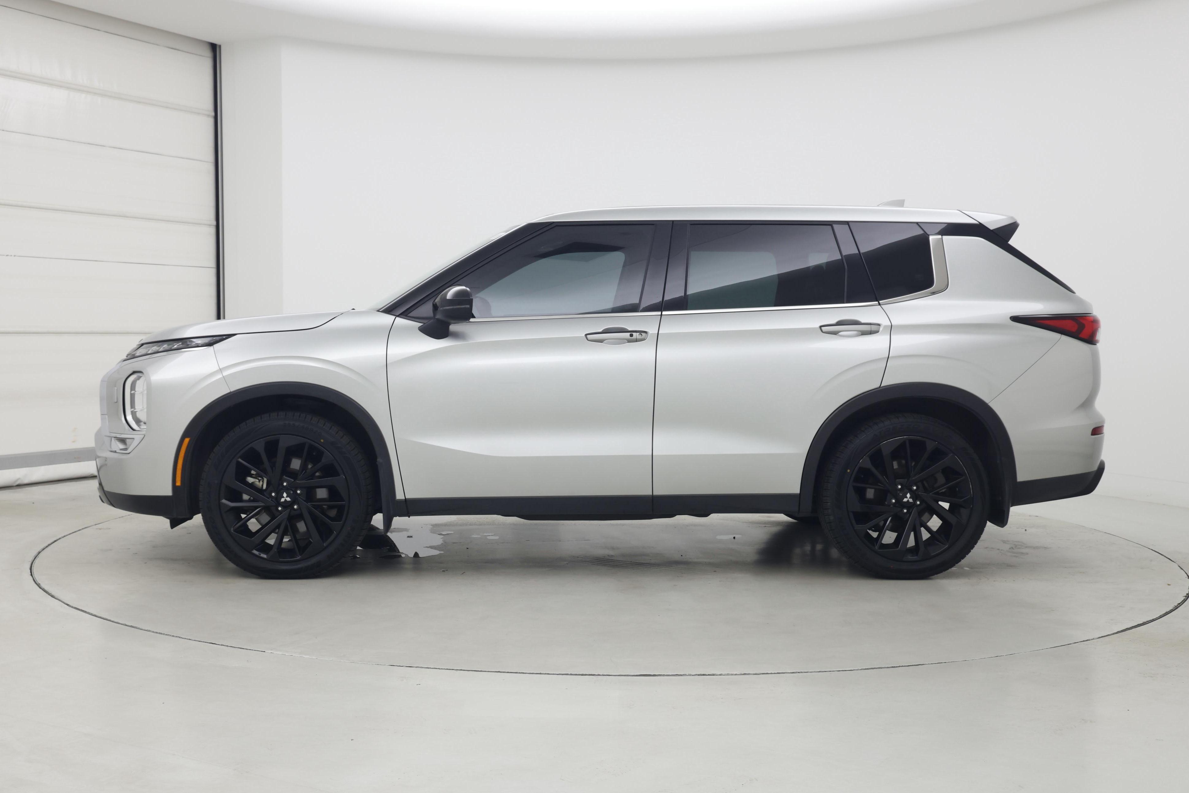 Thumbnail: 2022 Mitsubishi Outlander - 3