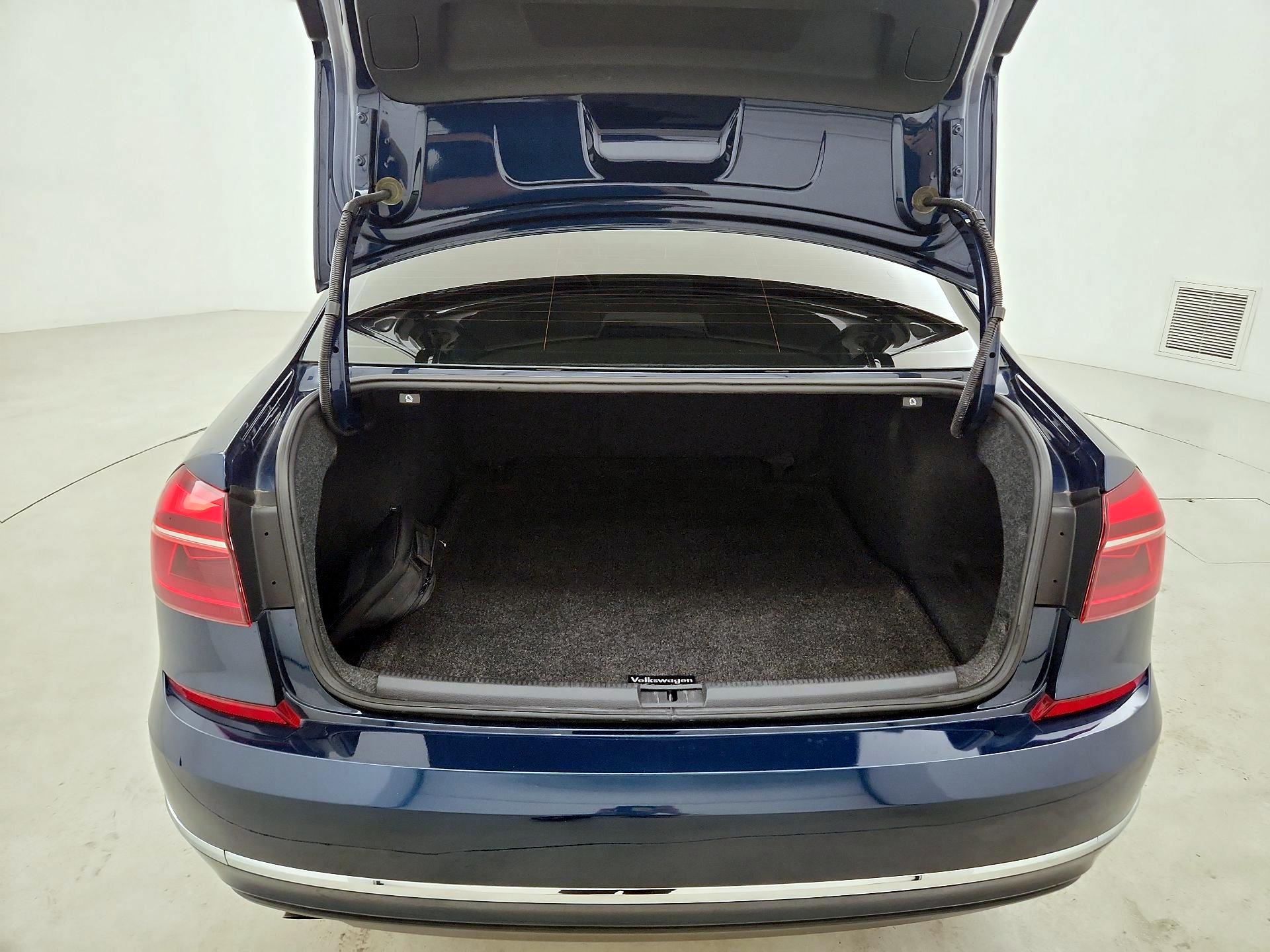 Thumbnail: 2019 Volkswagen Passat - 20