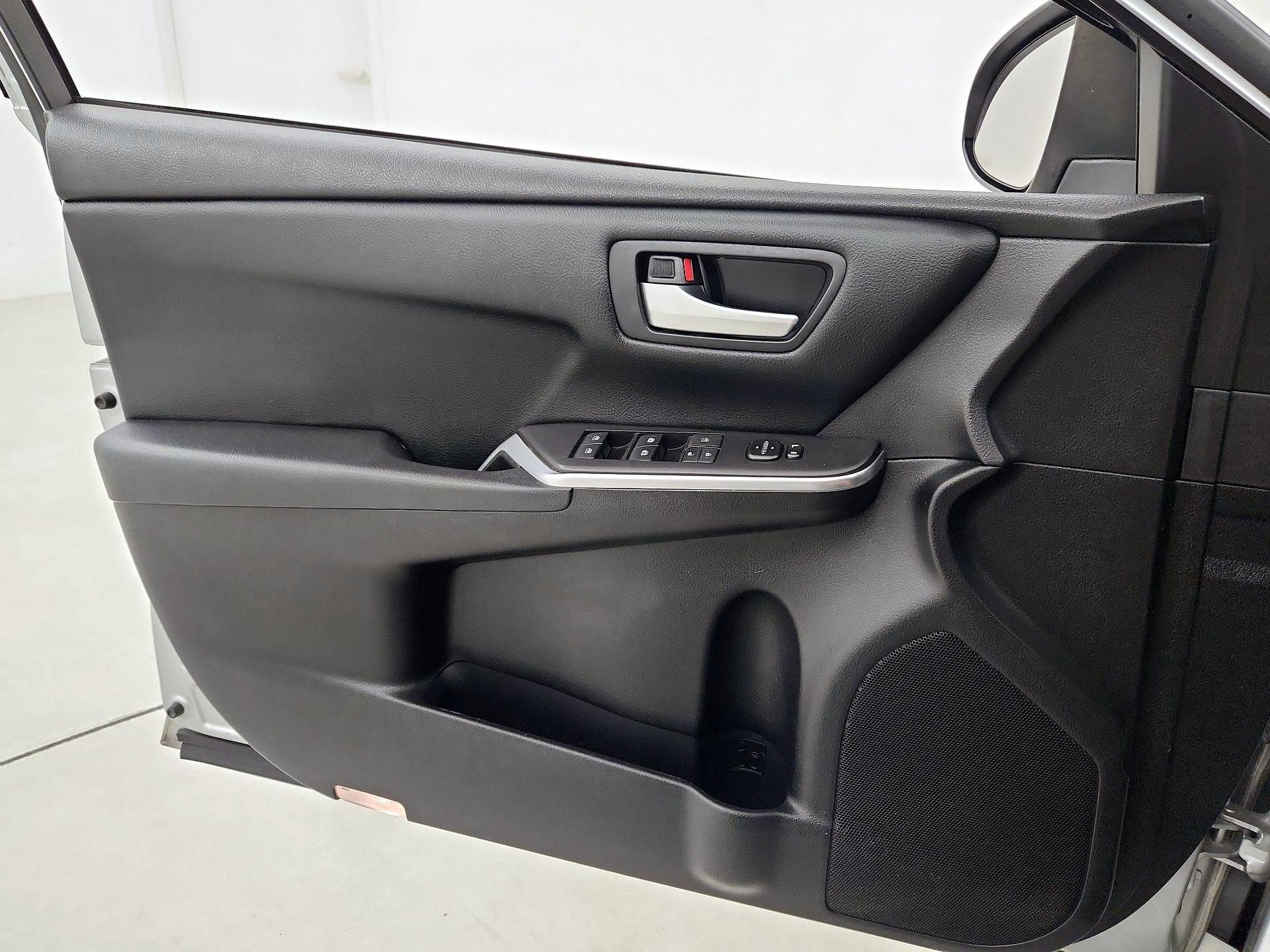 Thumbnail: 2016 Toyota Camry - 12