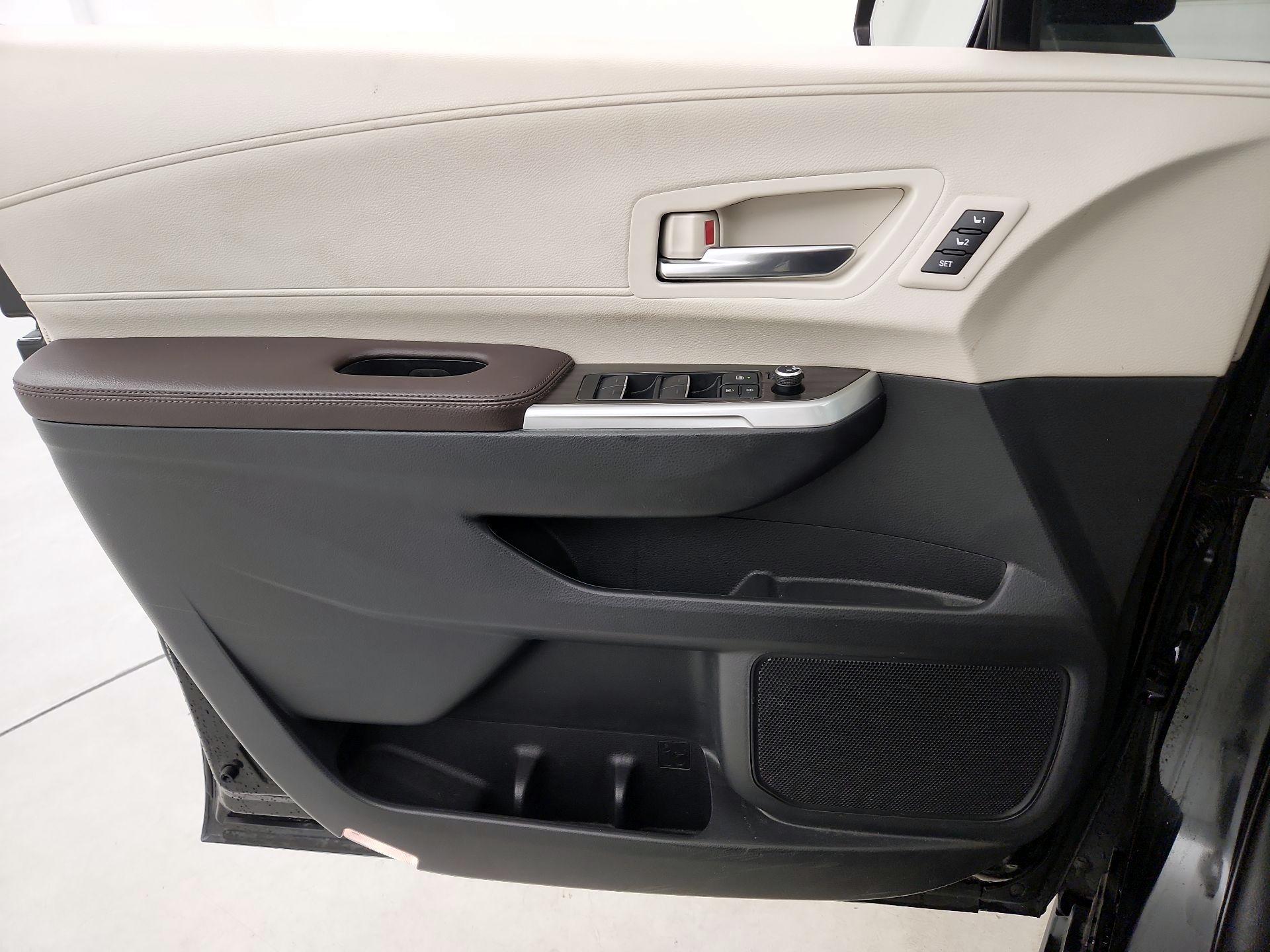 Thumbnail: 2021 Toyota Sienna - 12