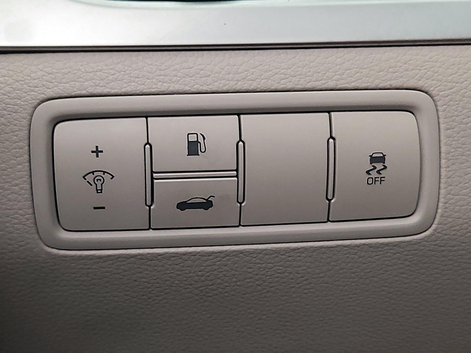 Thumbnail: 2015 Hyundai Genesis - 13
