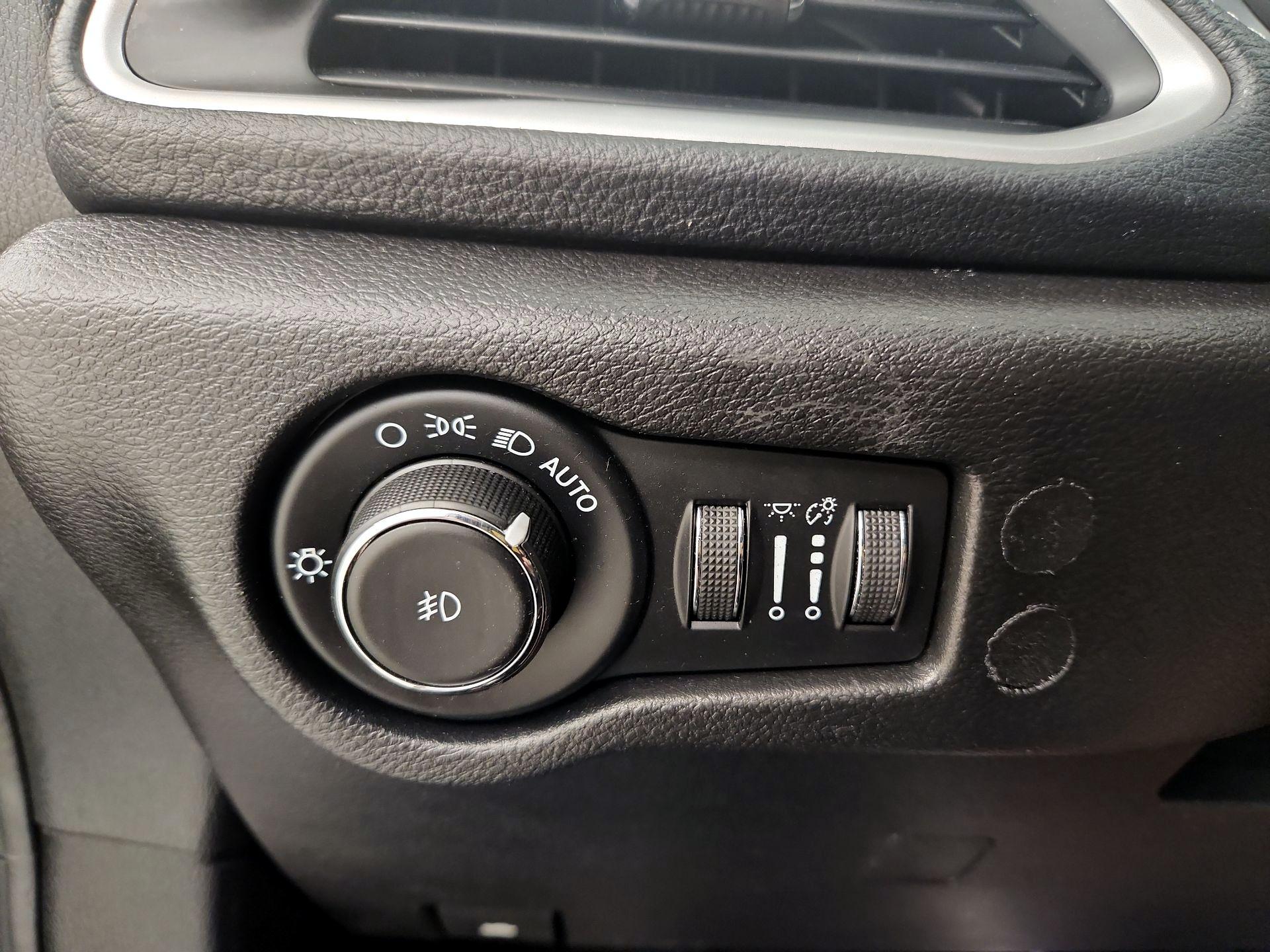 Thumbnail: 2021 Chrysler Pacifica - 13