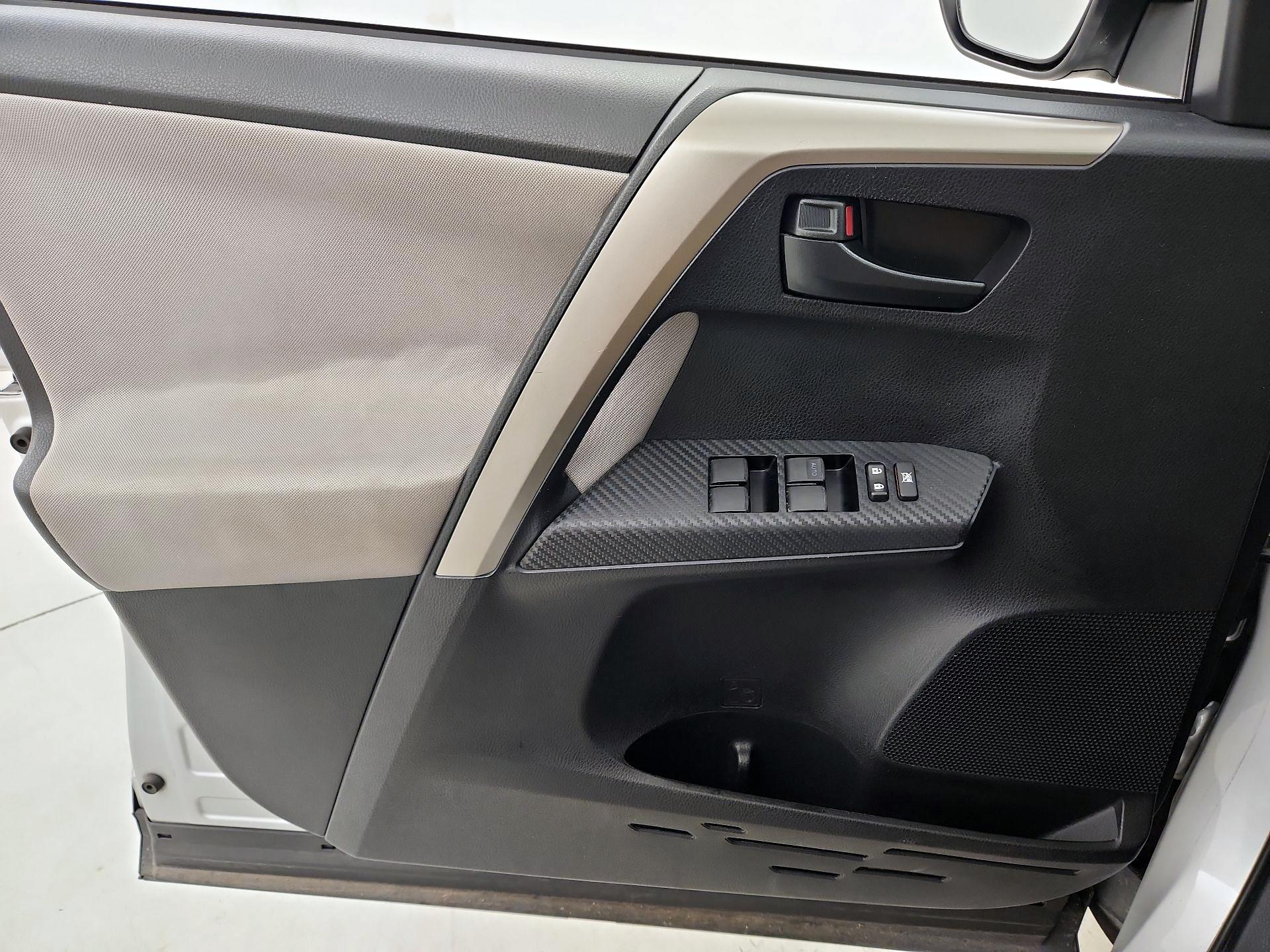 Thumbnail: 2015 Toyota RAV4 - 12