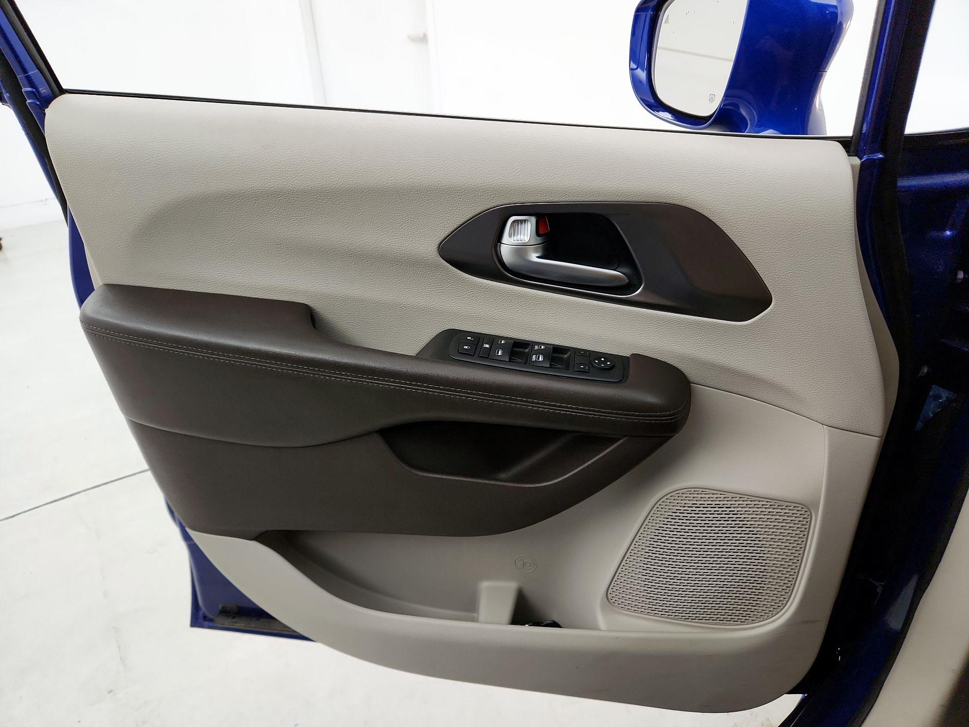 Thumbnail: 2018 Chrysler Pacifica - 12