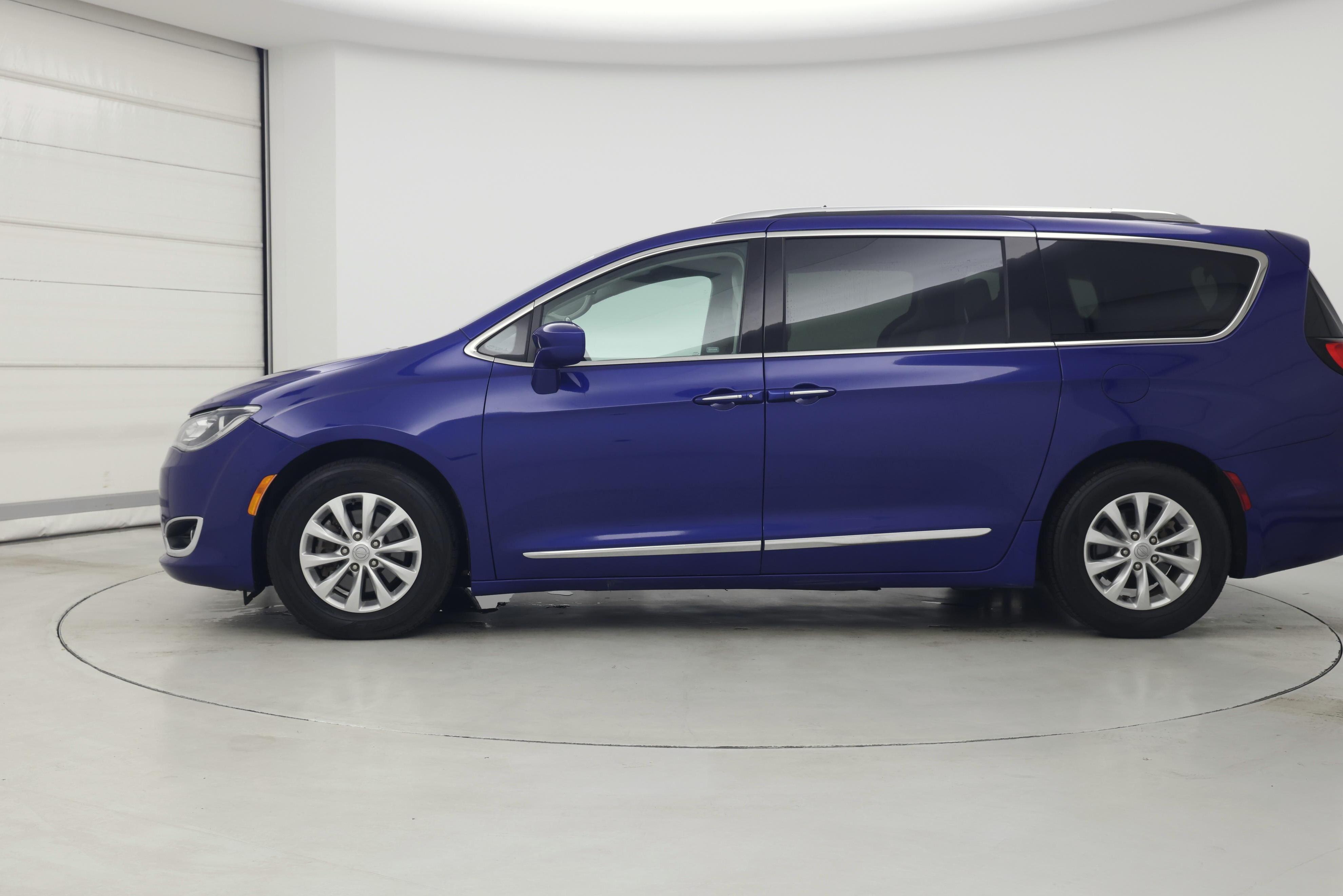 Thumbnail: 2018 Chrysler Pacifica - 3