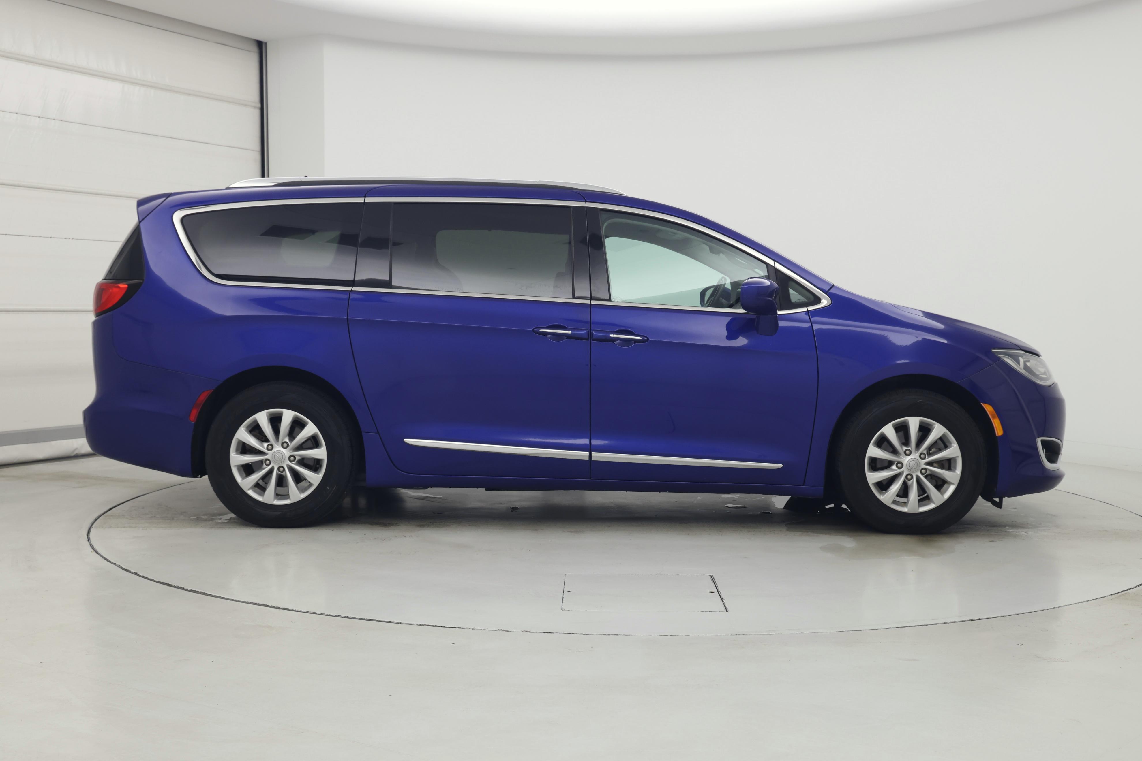 Thumbnail: 2018 Chrysler Pacifica - 7
